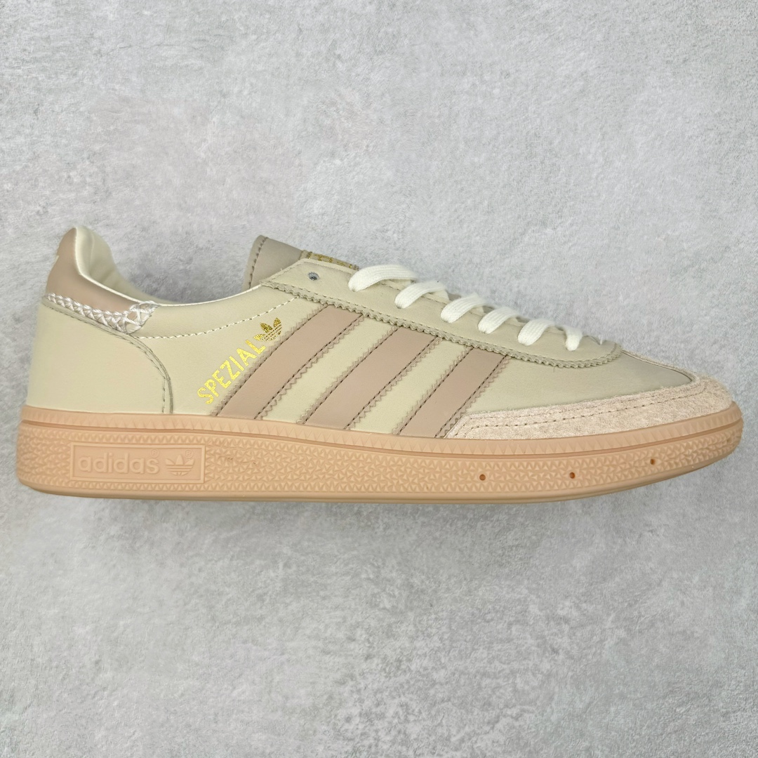 ＃X版 AD Originals Handball SPZL 手球运动员系列百搭休闲运动板鞋 IE3699 这款来自阿迪达斯的这款HANDBALL SPZL前身是一双手球运动鞋，这一次拿来复刻，所以鞋面的主要色彩选用了黑色， 鞋面外侧除了Spezial字母之外还有三叶草标志。Handball SPZL作为复古手球训练鞋与作为室内足球鞋的Samba有着异曲同工之处，但是质感更为出众的鞋身以及丰富的配色选择比起Samba来讲可以说是更胜一筹了！尺码：36 36⅔ 37⅓ 38 38⅔ 39⅓ 40 40⅔ 41⅓ 42 42⅔ 43⅓ 44 45-选品中心