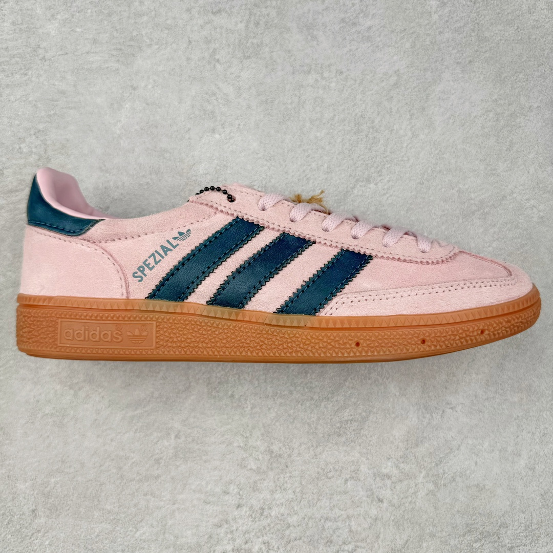 图片[2]-＃X版 AD Originals Handball SPZL 手球运动员系列百搭休闲运动板鞋 这款来自阿迪达斯的这款HANDBALL SPZL前身是一双手球运动鞋，这一次拿来复刻，所以鞋面的主要色彩选用了黑色， 鞋面外侧除了Spezial字母之外还有三叶草标志。Handball SPZL作为复古手球训练鞋与作为室内足球鞋的Samba有着异曲同工之处，但是质感更为出众的鞋身以及丰富的配色选择比起Samba来讲可以说是更胜一筹了！尺码：36 36⅔ 37⅓ 38 38⅔ 39⅓ 40 40⅔ 41⅓ 42 42⅔ 43⅓ 44 45-选品中心