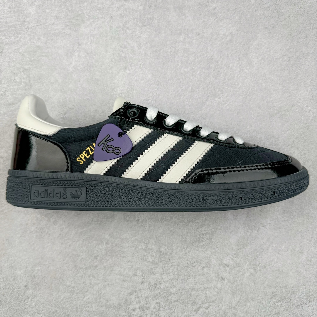 ＃X版 AD Originals Handball SPZL 手球运动员系列百搭休闲运动板鞋 这款来自阿迪达斯的这款HANDBALL SPZL前身是一双手球运动鞋，这一次拿来复刻，所以鞋面的主要色彩选用了黑色， 鞋面外侧除了Spezial字母之外还有三叶草标志。Handball SPZL作为复古手球训练鞋与作为室内足球鞋的Samba有着异曲同工之处，但是质感更为出众的鞋身以及丰富的配色选择比起Samba来讲可以说是更胜一筹了！尺码：36 36⅔ 37⅓ 38 38⅔ 39⅓ 40 40⅔ 41⅓ 42 42⅔ 43⅓ 44 45-选品中心