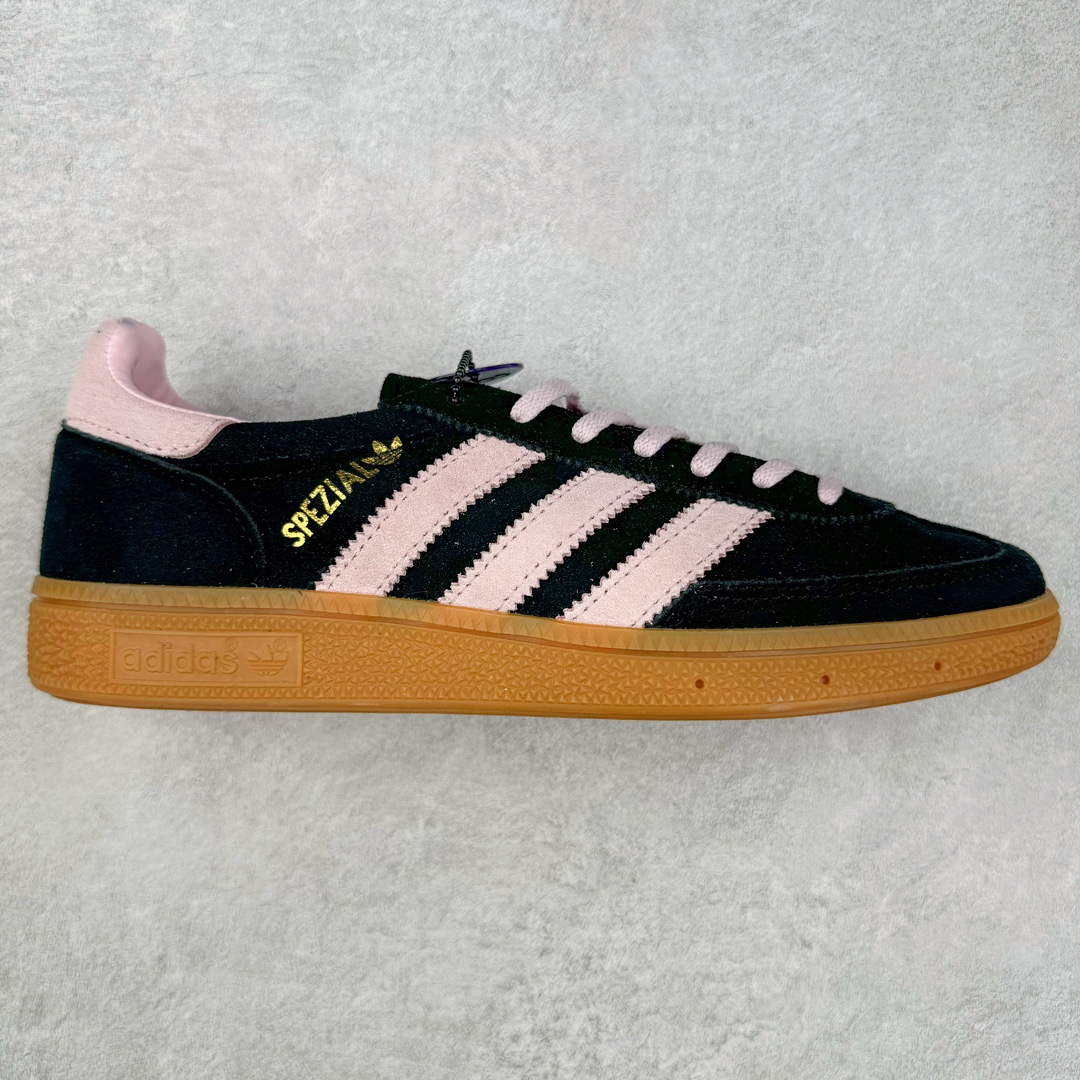 图片[7]-＃X版 AD Originals Handball SPZL 手球运动员系列百搭休闲运动板鞋 这款来自阿迪达斯的这款HANDBALL SPZL前身是一双手球运动鞋，这一次拿来复刻，所以鞋面的主要色彩选用了黑色， 鞋面外侧除了Spezial字母之外还有三叶草标志。Handball SPZL作为复古手球训练鞋与作为室内足球鞋的Samba有着异曲同工之处，但是质感更为出众的鞋身以及丰富的配色选择比起Samba来讲可以说是更胜一筹了！尺码：36 36⅔ 37⅓ 38 38⅔ 39⅓ 40 40⅔ 41⅓ 42 42⅔ 43⅓ 44 45-选品中心