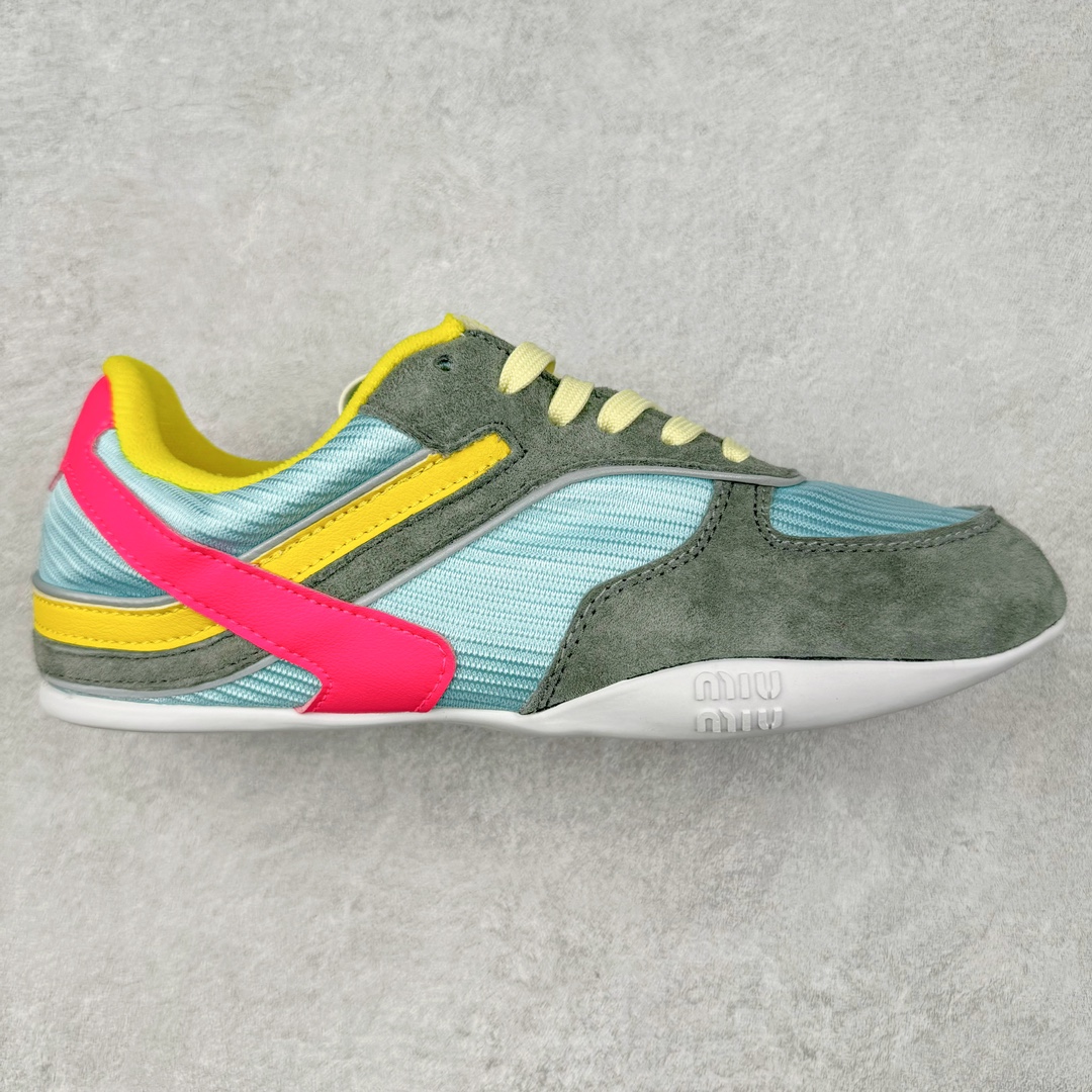 缪缪MiuMiu x NB新百伦New Balance 530 SL系列低帮经典复古休闲运动慢跑鞋 近几年运动品牌与各大潮流品牌不断推出联名产品，在球鞋圈拥有极高的热度。此外，奢侈品牌和运动品牌联名也早已非新鲜事，继 Dior 和 Jordan Brand 以及 Prada 和 adidas 合作后。近日，Miu Miu与New Balance的合作基本已经成为定番，每年都会上新，而近期的最新联名也已经正式曝光，预计会在24年春夏面世！相比之前两次使用的574，这次Miu Miu带来了全新风格。采用了全新型号MR530进行设计，继续使用复古的旧化效果和去年就被带火的美拉德配色打造。Miu Miu作为千禧文化的重要推手，这次也是直接挑选了New Balance 2000年代时发布的健身跑鞋MR530。整体做旧效果非常明显，甚至有些二手鞋的感觉，多少是有点瘦巴黎世家影响了……配色方面将会推出米色和棕色两种颜色可供选择，整体覆盖了做旧麂皮，鞋舌和鞋垫和之前一致，有Miu Miu的Logo，同时搭配皮革和棉质双鞋带组成。尺码：35.5 36 37 37.5 38 38.5 39.5 40 40.5 41.5 42 42.5 43.5 44 45-选品中心