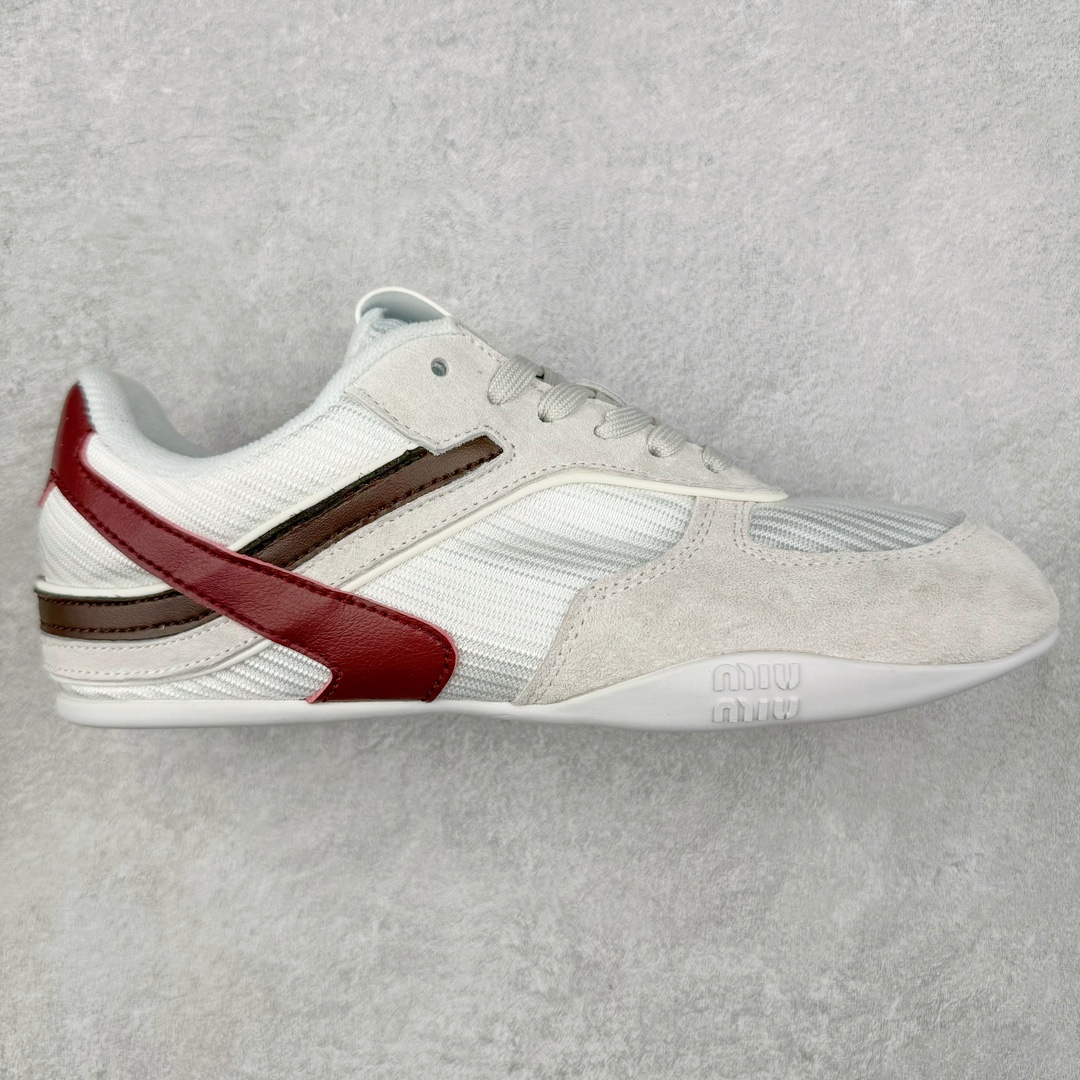 缪缪MiuMiu x NB新百伦New Balance 530 SL系列低帮经典复古休闲运动慢跑鞋 近几年运动品牌与各大潮流品牌不断推出联名产品，在球鞋圈拥有极高的热度。此外，奢侈品牌和运动品牌联名也早已非新鲜事，继 Dior 和 Jordan Brand 以及 Prada 和 adidas 合作后。近日，Miu Miu与New Balance的合作基本已经成为定番，每年都会上新，而近期的最新联名也已经正式曝光，预计会在24年春夏面世！相比之前两次使用的574，这次Miu Miu带来了全新风格。采用了全新型号MR530进行设计，继续使用复古的旧化效果和去年就被带火的美拉德配色打造。Miu Miu作为千禧文化的重要推手，这次也是直接挑选了New Balance 2000年代时发布的健身跑鞋MR530。整体做旧效果非常明显，甚至有些二手鞋的感觉，多少是有点瘦巴黎世家影响了……配色方面将会推出米色和棕色两种颜色可供选择，整体覆盖了做旧麂皮，鞋舌和鞋垫和之前一致，有Miu Miu的Logo，同时搭配皮革和棉质双鞋带组成。尺码：35.5 36 37 37.5 38 38.5 39.5 40 40.5 41.5 42 42.5 43.5 44 45-选品中心