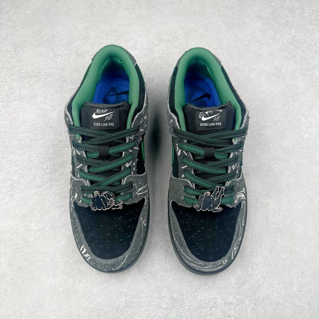 图片[2]-There Skateboards x NK SB Dunk Low 联名黑绿水鬼 HF7743-001 性价比王者 极限压缩利润空间 超乎所想的高性价比 用料绝不含糊 原盒原配 正确耐磨橡胶大底 超高清洁度 全鞋零毛边皮料切割 全套原楦原模倾力打造完美版型 尺码：36 36.5 37.5 38 38.5 39 40 40.5 41 42 42.5 43 44 44.5 45 46 47.5-选品中心
