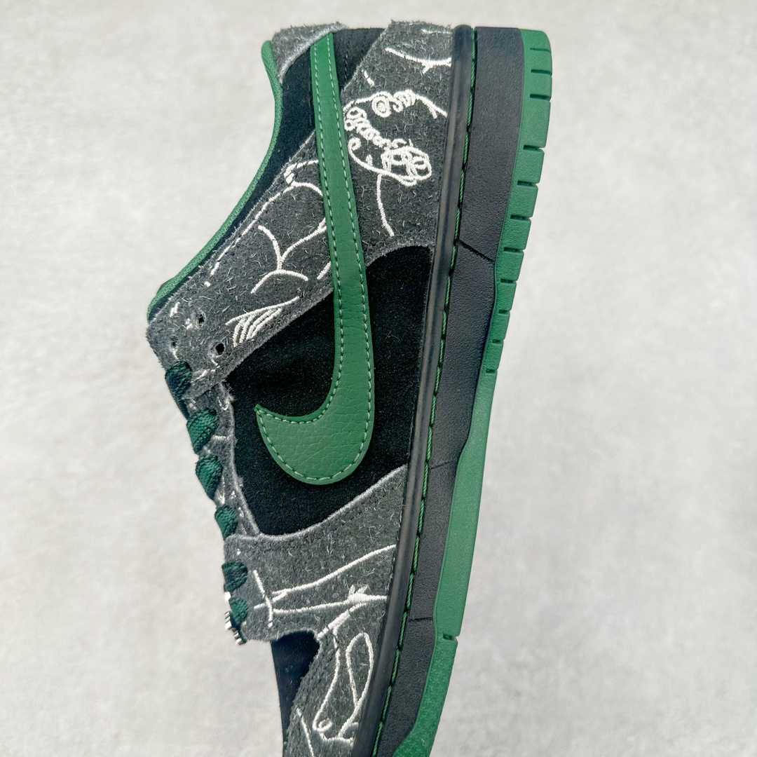 图片[7]-There Skateboards x NK SB Dunk Low 联名黑绿水鬼 HF7743-001 性价比王者 极限压缩利润空间 超乎所想的高性价比 用料绝不含糊 原盒原配 正确耐磨橡胶大底 超高清洁度 全鞋零毛边皮料切割 全套原楦原模倾力打造完美版型 尺码：36 36.5 37.5 38 38.5 39 40 40.5 41 42 42.5 43 44 44.5 45 46 47.5-选品中心