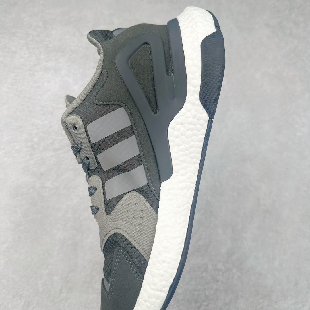 图片[7]-＃特价福利 AD Nite Jogger 2019 Boost 联名夜行者复古跑鞋 原厂材料 原厂大底 私家独模 网布搭配麂皮拼接打造鞋面 极具复古风格鞋头及鞋跟点缀3M反光设计极为亮眼中底采用全掌 Boost 科技 厚度相当可观 脚感极佳 尺码：36 36.5 37 38 38.5 39 40 40.5 41 42 42.5 43 44 44.5 45-选品中心