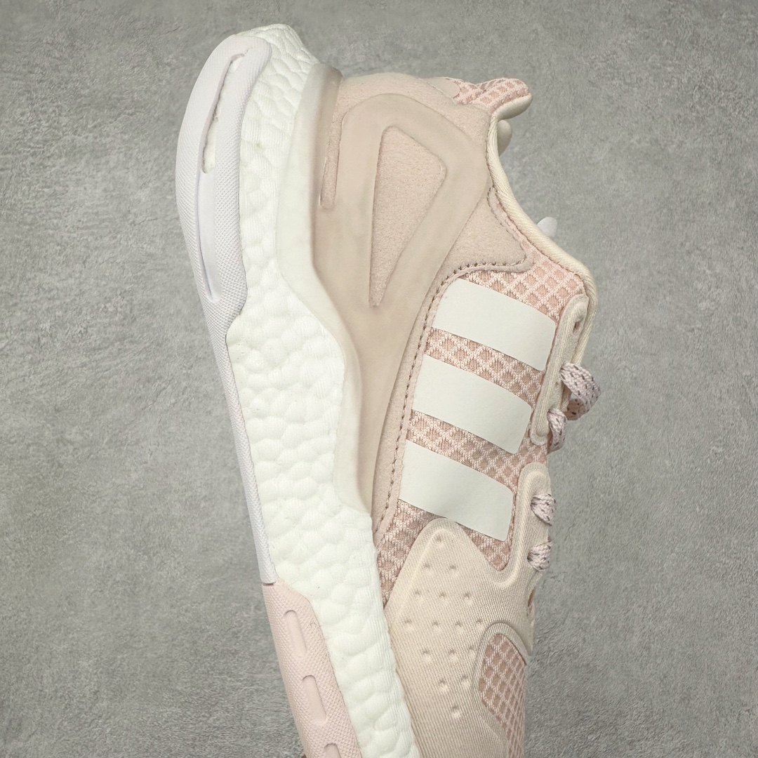 图片[6]-＃特价福利 AD Nite Jogger 2019 Boost 联名夜行者复古跑鞋 原厂材料 原厂大底 私家独模 网布搭配麂皮拼接打造鞋面 极具复古风格鞋头及鞋跟点缀3M反光设计极为亮眼中底采用全掌 Boost 科技 厚度相当可观 脚感极佳 尺码：36 36.5 37 38 38.5 39 40 40.5 41 42 42.5 43 44 44.5 45-选品中心