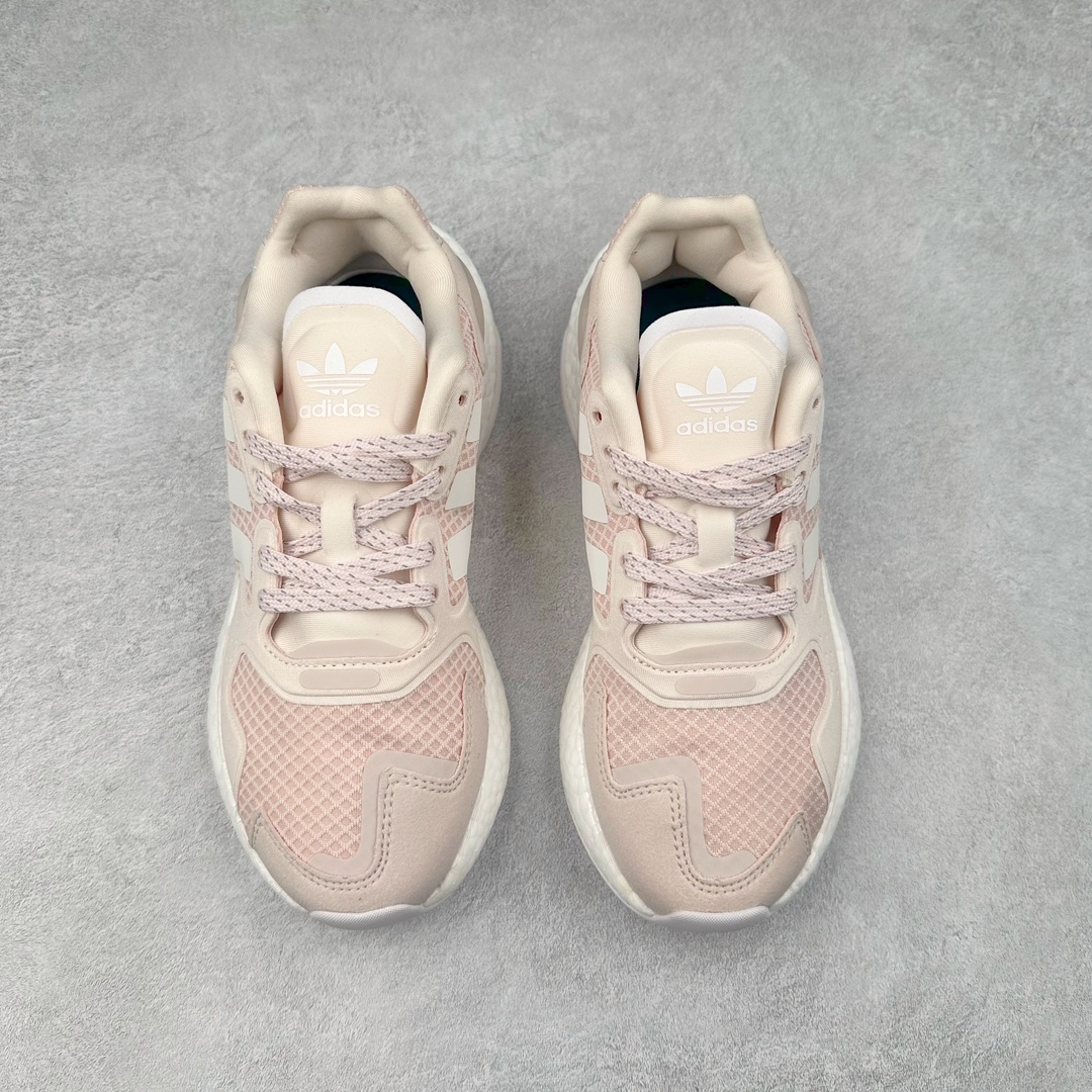 图片[2]-＃特价福利 AD Nite Jogger 2019 Boost 联名夜行者复古跑鞋 原厂材料 原厂大底 私家独模 网布搭配麂皮拼接打造鞋面 极具复古风格鞋头及鞋跟点缀3M反光设计极为亮眼中底采用全掌 Boost 科技 厚度相当可观 脚感极佳 尺码：36 36.5 37 38 38.5 39 40 40.5 41 42 42.5 43 44 44.5 45-选品中心