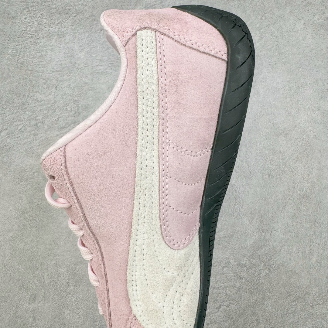 图片[7]-＃HP纯原 Open YY x Puma Speedca OG 彪马极速赛车系列低帮德训风拼接复古百搭休闲运动赛车鞋 OPEN YY x Puma Speedcat，成为韩国 2024 年至今最热鞋款，引发本地玩家排队疯抢，而缔造者之一 OPEN YY 早已席卷韩国时尚圈，并正试图用 Puma 联名等方式，将「首尔辣妹美学」带向全球。本次与「首尔辣妹衣柜」 OPEN YY 联名，发售之外还在乐天世界购物中心举办 POP UP，时尚博主纷纷到场打卡，让 Puma 的「IT Shoes」进一步拓展韩国市场，本次共发售 3 款配色，粉金、沙银更受女玩家喜爱，用以搭配裙装、运动裤，黑银则低调前卫，且男码几乎无溢价；而让不少玩家「提前种草」的，则是 OPEN YY 示范的「彩色丝袜 blokette 混搭」，配合干燥迷幻的亚文化氛围，成为不少女生的「新搭配指南」， POP UP 现场和近两天的社媒上脚图中，不少玩家继续用本次联名 Speedcat 玩转 blokette，并强调 Speedcat 与其他平底运动鞋相比，更加前卫、性感；Speedcat 外，OPEN YY 还将 Puma 的 Tracksuit、复古运动外套等单品，融入自身的「首尔辣妹美学」， 千禧银、赛车印花设计，颇为符合当下首尔街头日常着装的审美，也同样在发售时受到追捧。尺码：35.5 36 37 37.5 38 38.5 39 40 40.5 41 42 42.5 43 44 45-选品中心