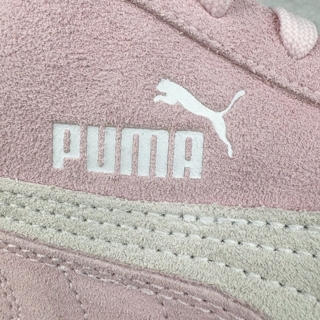 图片[19]-＃HP纯原 Open YY x Puma Speedca OG 彪马极速赛车系列低帮德训风拼接复古百搭休闲运动赛车鞋 OPEN YY x Puma Speedcat，成为韩国 2024 年至今最热鞋款，引发本地玩家排队疯抢，而缔造者之一 OPEN YY 早已席卷韩国时尚圈，并正试图用 Puma 联名等方式，将「首尔辣妹美学」带向全球。本次与「首尔辣妹衣柜」 OPEN YY 联名，发售之外还在乐天世界购物中心举办 POP UP，时尚博主纷纷到场打卡，让 Puma 的「IT Shoes」进一步拓展韩国市场，本次共发售 3 款配色，粉金、沙银更受女玩家喜爱，用以搭配裙装、运动裤，黑银则低调前卫，且男码几乎无溢价；而让不少玩家「提前种草」的，则是 OPEN YY 示范的「彩色丝袜 blokette 混搭」，配合干燥迷幻的亚文化氛围，成为不少女生的「新搭配指南」， POP UP 现场和近两天的社媒上脚图中，不少玩家继续用本次联名 Speedcat 玩转 blokette，并强调 Speedcat 与其他平底运动鞋相比，更加前卫、性感；Speedcat 外，OPEN YY 还将 Puma 的 Tracksuit、复古运动外套等单品，融入自身的「首尔辣妹美学」， 千禧银、赛车印花设计，颇为符合当下首尔街头日常着装的审美，也同样在发售时受到追捧。尺码：35.5 36 37 37.5 38 38.5 39 40 40.5 41 42 42.5 43 44 45-选品中心