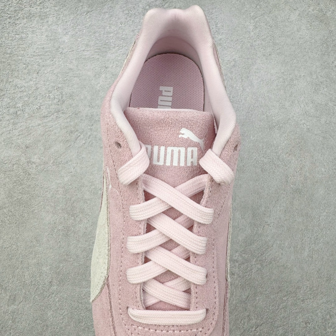 图片[5]-＃HP纯原 Open YY x Puma Speedca OG 彪马极速赛车系列低帮德训风拼接复古百搭休闲运动赛车鞋 OPEN YY x Puma Speedcat，成为韩国 2024 年至今最热鞋款，引发本地玩家排队疯抢，而缔造者之一 OPEN YY 早已席卷韩国时尚圈，并正试图用 Puma 联名等方式，将「首尔辣妹美学」带向全球。本次与「首尔辣妹衣柜」 OPEN YY 联名，发售之外还在乐天世界购物中心举办 POP UP，时尚博主纷纷到场打卡，让 Puma 的「IT Shoes」进一步拓展韩国市场，本次共发售 3 款配色，粉金、沙银更受女玩家喜爱，用以搭配裙装、运动裤，黑银则低调前卫，且男码几乎无溢价；而让不少玩家「提前种草」的，则是 OPEN YY 示范的「彩色丝袜 blokette 混搭」，配合干燥迷幻的亚文化氛围，成为不少女生的「新搭配指南」， POP UP 现场和近两天的社媒上脚图中，不少玩家继续用本次联名 Speedcat 玩转 blokette，并强调 Speedcat 与其他平底运动鞋相比，更加前卫、性感；Speedcat 外，OPEN YY 还将 Puma 的 Tracksuit、复古运动外套等单品，融入自身的「首尔辣妹美学」， 千禧银、赛车印花设计，颇为符合当下首尔街头日常着装的审美，也同样在发售时受到追捧。尺码：35.5 36 37 37.5 38 38.5 39 40 40.5 41 42 42.5 43 44 45-选品中心