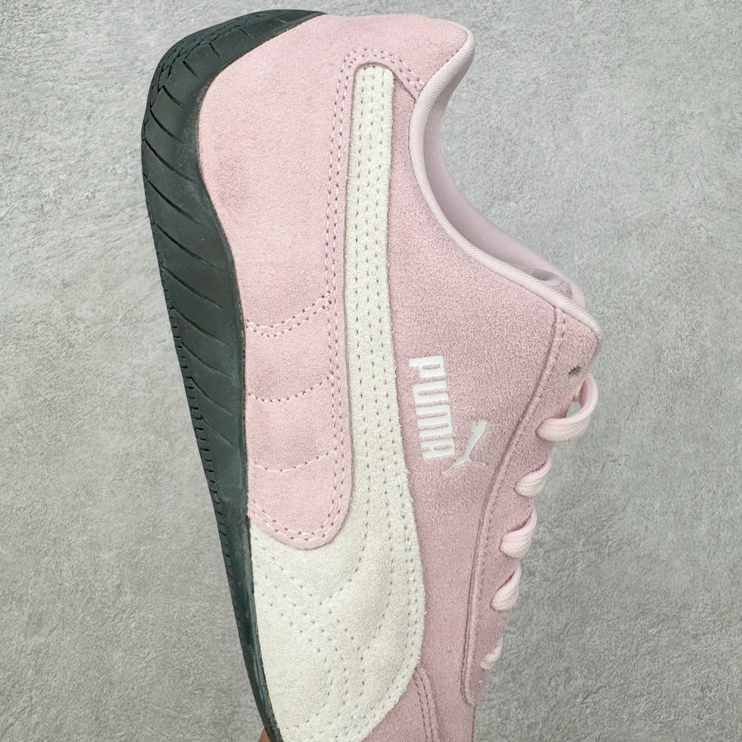 图片[6]-＃HP纯原 Open YY x Puma Speedca OG 彪马极速赛车系列低帮德训风拼接复古百搭休闲运动赛车鞋 OPEN YY x Puma Speedcat，成为韩国 2024 年至今最热鞋款，引发本地玩家排队疯抢，而缔造者之一 OPEN YY 早已席卷韩国时尚圈，并正试图用 Puma 联名等方式，将「首尔辣妹美学」带向全球。本次与「首尔辣妹衣柜」 OPEN YY 联名，发售之外还在乐天世界购物中心举办 POP UP，时尚博主纷纷到场打卡，让 Puma 的「IT Shoes」进一步拓展韩国市场，本次共发售 3 款配色，粉金、沙银更受女玩家喜爱，用以搭配裙装、运动裤，黑银则低调前卫，且男码几乎无溢价；而让不少玩家「提前种草」的，则是 OPEN YY 示范的「彩色丝袜 blokette 混搭」，配合干燥迷幻的亚文化氛围，成为不少女生的「新搭配指南」， POP UP 现场和近两天的社媒上脚图中，不少玩家继续用本次联名 Speedcat 玩转 blokette，并强调 Speedcat 与其他平底运动鞋相比，更加前卫、性感；Speedcat 外，OPEN YY 还将 Puma 的 Tracksuit、复古运动外套等单品，融入自身的「首尔辣妹美学」， 千禧银、赛车印花设计，颇为符合当下首尔街头日常着装的审美，也同样在发售时受到追捧。尺码：35.5 36 37 37.5 38 38.5 39 40 40.5 41 42 42.5 43 44 45-选品中心