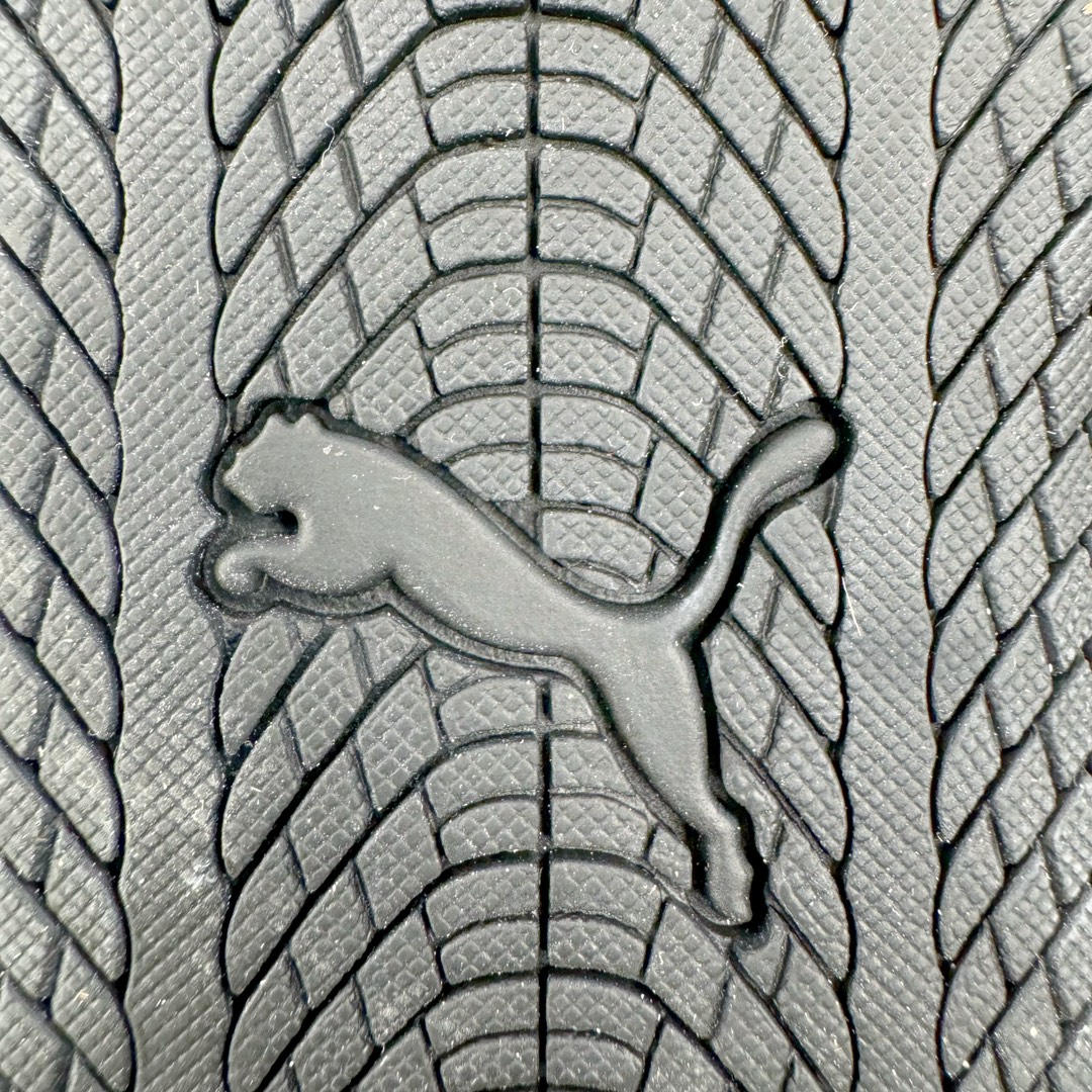 图片[14]-＃HP纯原 Open YY x Puma Speedca OG 彪马极速赛车系列低帮德训风拼接复古百搭休闲运动赛车鞋 OPEN YY x Puma Speedcat，成为韩国 2024 年至今最热鞋款，引发本地玩家排队疯抢，而缔造者之一 OPEN YY 早已席卷韩国时尚圈，并正试图用 Puma 联名等方式，将「首尔辣妹美学」带向全球。本次与「首尔辣妹衣柜」 OPEN YY 联名，发售之外还在乐天世界购物中心举办 POP UP，时尚博主纷纷到场打卡，让 Puma 的「IT Shoes」进一步拓展韩国市场，本次共发售 3 款配色，粉金、沙银更受女玩家喜爱，用以搭配裙装、运动裤，黑银则低调前卫，且男码几乎无溢价；而让不少玩家「提前种草」的，则是 OPEN YY 示范的「彩色丝袜 blokette 混搭」，配合干燥迷幻的亚文化氛围，成为不少女生的「新搭配指南」， POP UP 现场和近两天的社媒上脚图中，不少玩家继续用本次联名 Speedcat 玩转 blokette，并强调 Speedcat 与其他平底运动鞋相比，更加前卫、性感；Speedcat 外，OPEN YY 还将 Puma 的 Tracksuit、复古运动外套等单品，融入自身的「首尔辣妹美学」， 千禧银、赛车印花设计，颇为符合当下首尔街头日常着装的审美，也同样在发售时受到追捧。尺码：35.5 36 37 37.5 38 38.5 39 40 40.5 41 42 42.5 43 44 45-选品中心