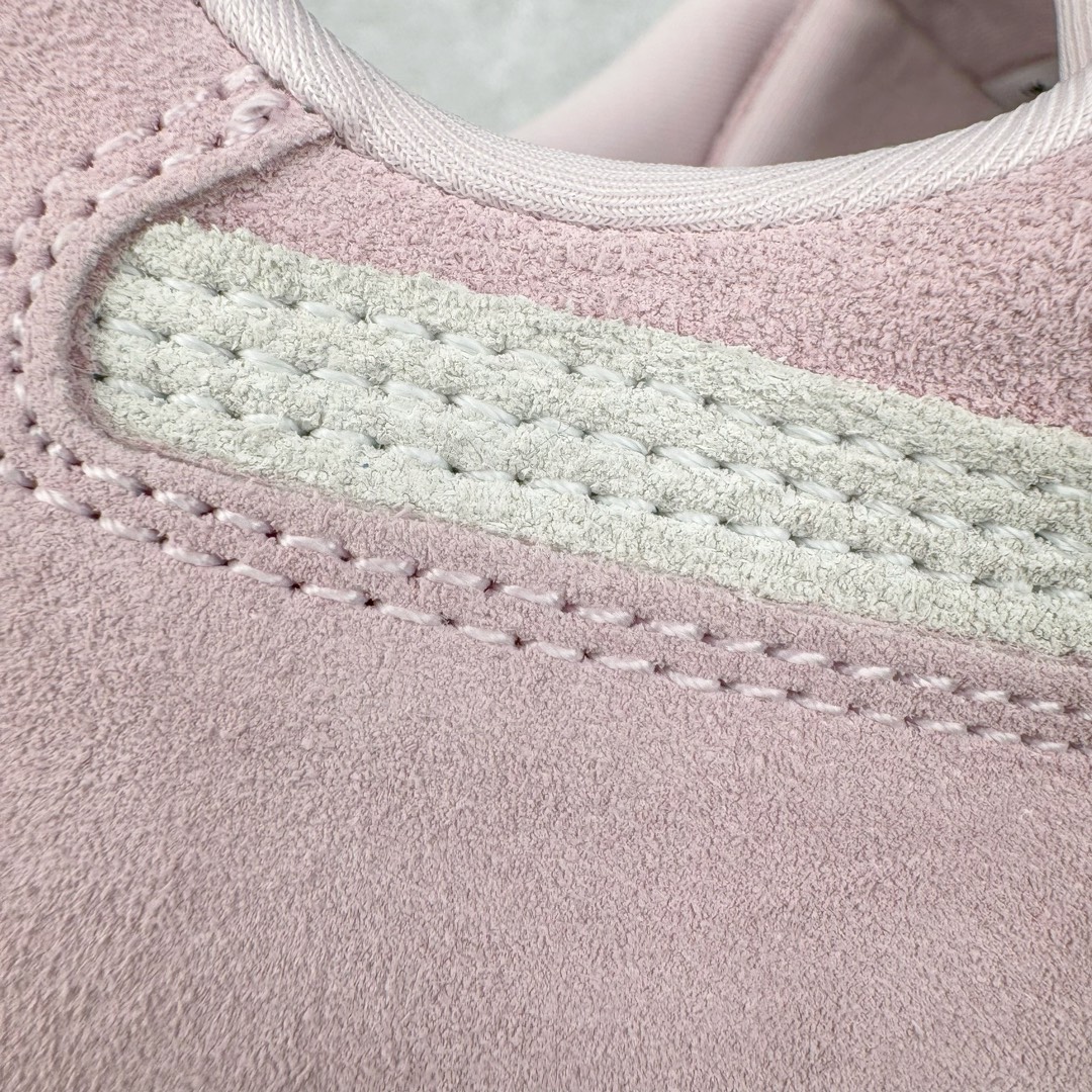 图片[18]-＃HP纯原 Open YY x Puma Speedca OG 彪马极速赛车系列低帮德训风拼接复古百搭休闲运动赛车鞋 OPEN YY x Puma Speedcat，成为韩国 2024 年至今最热鞋款，引发本地玩家排队疯抢，而缔造者之一 OPEN YY 早已席卷韩国时尚圈，并正试图用 Puma 联名等方式，将「首尔辣妹美学」带向全球。本次与「首尔辣妹衣柜」 OPEN YY 联名，发售之外还在乐天世界购物中心举办 POP UP，时尚博主纷纷到场打卡，让 Puma 的「IT Shoes」进一步拓展韩国市场，本次共发售 3 款配色，粉金、沙银更受女玩家喜爱，用以搭配裙装、运动裤，黑银则低调前卫，且男码几乎无溢价；而让不少玩家「提前种草」的，则是 OPEN YY 示范的「彩色丝袜 blokette 混搭」，配合干燥迷幻的亚文化氛围，成为不少女生的「新搭配指南」， POP UP 现场和近两天的社媒上脚图中，不少玩家继续用本次联名 Speedcat 玩转 blokette，并强调 Speedcat 与其他平底运动鞋相比，更加前卫、性感；Speedcat 外，OPEN YY 还将 Puma 的 Tracksuit、复古运动外套等单品，融入自身的「首尔辣妹美学」， 千禧银、赛车印花设计，颇为符合当下首尔街头日常着装的审美，也同样在发售时受到追捧。尺码：35.5 36 37 37.5 38 38.5 39 40 40.5 41 42 42.5 43 44 45-选品中心