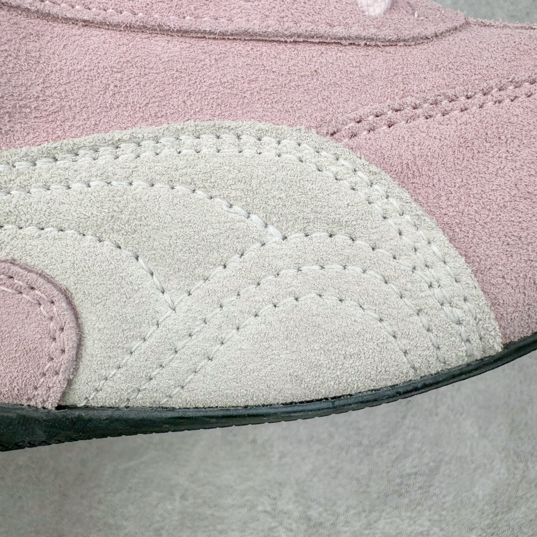 图片[20]-＃HP纯原 Open YY x Puma Speedca OG 彪马极速赛车系列低帮德训风拼接复古百搭休闲运动赛车鞋 OPEN YY x Puma Speedcat，成为韩国 2024 年至今最热鞋款，引发本地玩家排队疯抢，而缔造者之一 OPEN YY 早已席卷韩国时尚圈，并正试图用 Puma 联名等方式，将「首尔辣妹美学」带向全球。本次与「首尔辣妹衣柜」 OPEN YY 联名，发售之外还在乐天世界购物中心举办 POP UP，时尚博主纷纷到场打卡，让 Puma 的「IT Shoes」进一步拓展韩国市场，本次共发售 3 款配色，粉金、沙银更受女玩家喜爱，用以搭配裙装、运动裤，黑银则低调前卫，且男码几乎无溢价；而让不少玩家「提前种草」的，则是 OPEN YY 示范的「彩色丝袜 blokette 混搭」，配合干燥迷幻的亚文化氛围，成为不少女生的「新搭配指南」， POP UP 现场和近两天的社媒上脚图中，不少玩家继续用本次联名 Speedcat 玩转 blokette，并强调 Speedcat 与其他平底运动鞋相比，更加前卫、性感；Speedcat 外，OPEN YY 还将 Puma 的 Tracksuit、复古运动外套等单品，融入自身的「首尔辣妹美学」， 千禧银、赛车印花设计，颇为符合当下首尔街头日常着装的审美，也同样在发售时受到追捧。尺码：35.5 36 37 37.5 38 38.5 39 40 40.5 41 42 42.5 43 44 45-选品中心