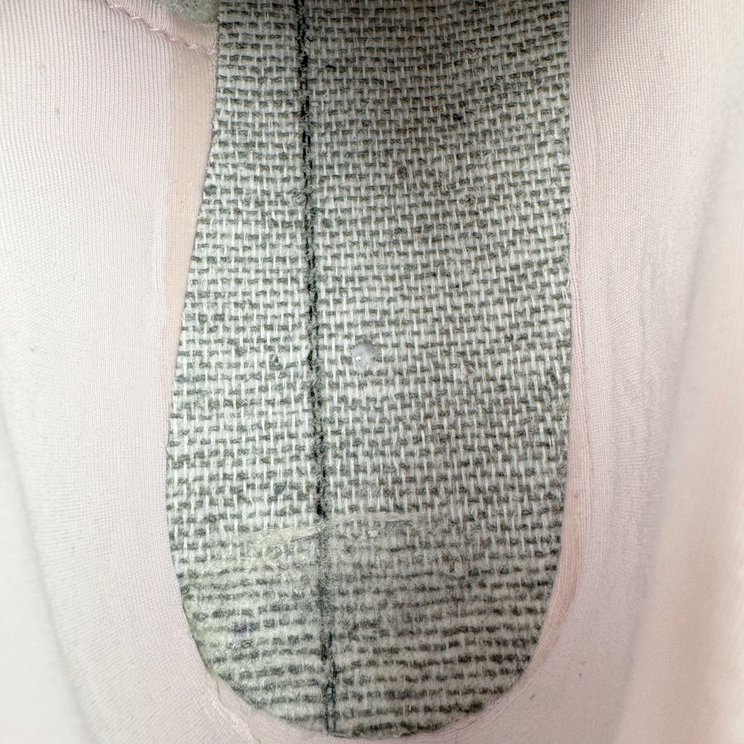 图片[11]-＃HP纯原 Open YY x Puma Speedca OG 彪马极速赛车系列低帮德训风拼接复古百搭休闲运动赛车鞋 OPEN YY x Puma Speedcat，成为韩国 2024 年至今最热鞋款，引发本地玩家排队疯抢，而缔造者之一 OPEN YY 早已席卷韩国时尚圈，并正试图用 Puma 联名等方式，将「首尔辣妹美学」带向全球。本次与「首尔辣妹衣柜」 OPEN YY 联名，发售之外还在乐天世界购物中心举办 POP UP，时尚博主纷纷到场打卡，让 Puma 的「IT Shoes」进一步拓展韩国市场，本次共发售 3 款配色，粉金、沙银更受女玩家喜爱，用以搭配裙装、运动裤，黑银则低调前卫，且男码几乎无溢价；而让不少玩家「提前种草」的，则是 OPEN YY 示范的「彩色丝袜 blokette 混搭」，配合干燥迷幻的亚文化氛围，成为不少女生的「新搭配指南」， POP UP 现场和近两天的社媒上脚图中，不少玩家继续用本次联名 Speedcat 玩转 blokette，并强调 Speedcat 与其他平底运动鞋相比，更加前卫、性感；Speedcat 外，OPEN YY 还将 Puma 的 Tracksuit、复古运动外套等单品，融入自身的「首尔辣妹美学」， 千禧银、赛车印花设计，颇为符合当下首尔街头日常着装的审美，也同样在发售时受到追捧。尺码：35.5 36 37 37.5 38 38.5 39 40 40.5 41 42 42.5 43 44 45-选品中心