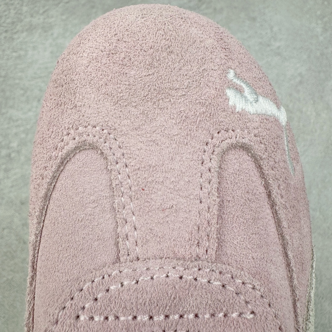 图片[16]-＃HP纯原 Open YY x Puma Speedca OG 彪马极速赛车系列低帮德训风拼接复古百搭休闲运动赛车鞋 OPEN YY x Puma Speedcat，成为韩国 2024 年至今最热鞋款，引发本地玩家排队疯抢，而缔造者之一 OPEN YY 早已席卷韩国时尚圈，并正试图用 Puma 联名等方式，将「首尔辣妹美学」带向全球。本次与「首尔辣妹衣柜」 OPEN YY 联名，发售之外还在乐天世界购物中心举办 POP UP，时尚博主纷纷到场打卡，让 Puma 的「IT Shoes」进一步拓展韩国市场，本次共发售 3 款配色，粉金、沙银更受女玩家喜爱，用以搭配裙装、运动裤，黑银则低调前卫，且男码几乎无溢价；而让不少玩家「提前种草」的，则是 OPEN YY 示范的「彩色丝袜 blokette 混搭」，配合干燥迷幻的亚文化氛围，成为不少女生的「新搭配指南」， POP UP 现场和近两天的社媒上脚图中，不少玩家继续用本次联名 Speedcat 玩转 blokette，并强调 Speedcat 与其他平底运动鞋相比，更加前卫、性感；Speedcat 外，OPEN YY 还将 Puma 的 Tracksuit、复古运动外套等单品，融入自身的「首尔辣妹美学」， 千禧银、赛车印花设计，颇为符合当下首尔街头日常着装的审美，也同样在发售时受到追捧。尺码：35.5 36 37 37.5 38 38.5 39 40 40.5 41 42 42.5 43 44 45-选品中心