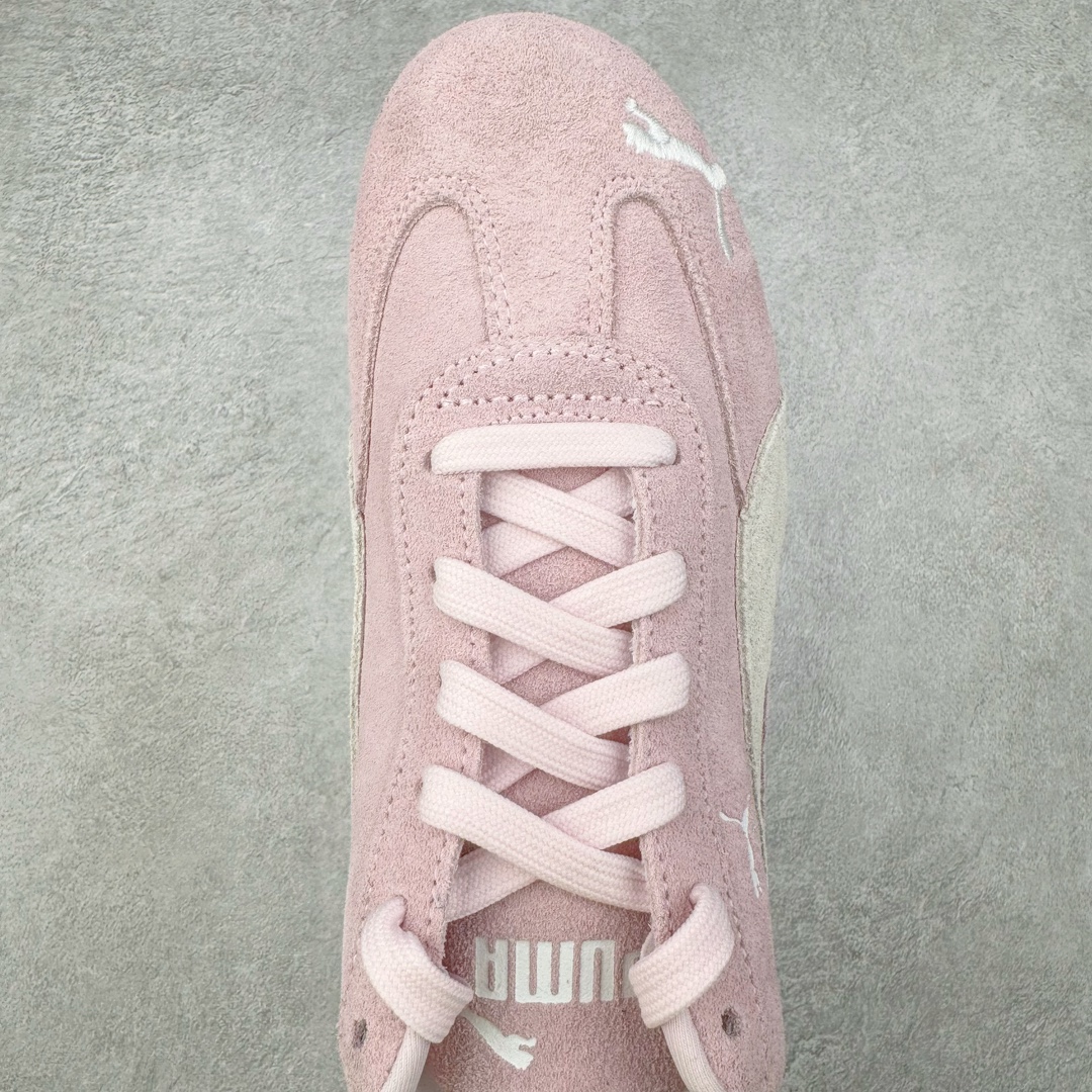 图片[4]-＃HP纯原 Open YY x Puma Speedca OG 彪马极速赛车系列低帮德训风拼接复古百搭休闲运动赛车鞋 OPEN YY x Puma Speedcat，成为韩国 2024 年至今最热鞋款，引发本地玩家排队疯抢，而缔造者之一 OPEN YY 早已席卷韩国时尚圈，并正试图用 Puma 联名等方式，将「首尔辣妹美学」带向全球。本次与「首尔辣妹衣柜」 OPEN YY 联名，发售之外还在乐天世界购物中心举办 POP UP，时尚博主纷纷到场打卡，让 Puma 的「IT Shoes」进一步拓展韩国市场，本次共发售 3 款配色，粉金、沙银更受女玩家喜爱，用以搭配裙装、运动裤，黑银则低调前卫，且男码几乎无溢价；而让不少玩家「提前种草」的，则是 OPEN YY 示范的「彩色丝袜 blokette 混搭」，配合干燥迷幻的亚文化氛围，成为不少女生的「新搭配指南」， POP UP 现场和近两天的社媒上脚图中，不少玩家继续用本次联名 Speedcat 玩转 blokette，并强调 Speedcat 与其他平底运动鞋相比，更加前卫、性感；Speedcat 外，OPEN YY 还将 Puma 的 Tracksuit、复古运动外套等单品，融入自身的「首尔辣妹美学」， 千禧银、赛车印花设计，颇为符合当下首尔街头日常着装的审美，也同样在发售时受到追捧。尺码：35.5 36 37 37.5 38 38.5 39 40 40.5 41 42 42.5 43 44 45-选品中心