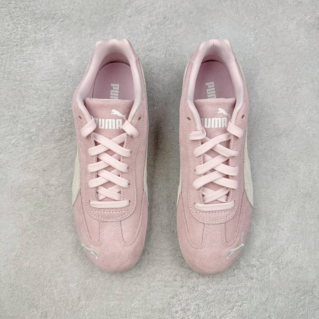 图片[2]-＃HP纯原 Open YY x Puma Speedca OG 彪马极速赛车系列低帮德训风拼接复古百搭休闲运动赛车鞋 OPEN YY x Puma Speedcat，成为韩国 2024 年至今最热鞋款，引发本地玩家排队疯抢，而缔造者之一 OPEN YY 早已席卷韩国时尚圈，并正试图用 Puma 联名等方式，将「首尔辣妹美学」带向全球。本次与「首尔辣妹衣柜」 OPEN YY 联名，发售之外还在乐天世界购物中心举办 POP UP，时尚博主纷纷到场打卡，让 Puma 的「IT Shoes」进一步拓展韩国市场，本次共发售 3 款配色，粉金、沙银更受女玩家喜爱，用以搭配裙装、运动裤，黑银则低调前卫，且男码几乎无溢价；而让不少玩家「提前种草」的，则是 OPEN YY 示范的「彩色丝袜 blokette 混搭」，配合干燥迷幻的亚文化氛围，成为不少女生的「新搭配指南」， POP UP 现场和近两天的社媒上脚图中，不少玩家继续用本次联名 Speedcat 玩转 blokette，并强调 Speedcat 与其他平底运动鞋相比，更加前卫、性感；Speedcat 外，OPEN YY 还将 Puma 的 Tracksuit、复古运动外套等单品，融入自身的「首尔辣妹美学」， 千禧银、赛车印花设计，颇为符合当下首尔街头日常着装的审美，也同样在发售时受到追捧。尺码：35.5 36 37 37.5 38 38.5 39 40 40.5 41 42 42.5 43 44 45-选品中心