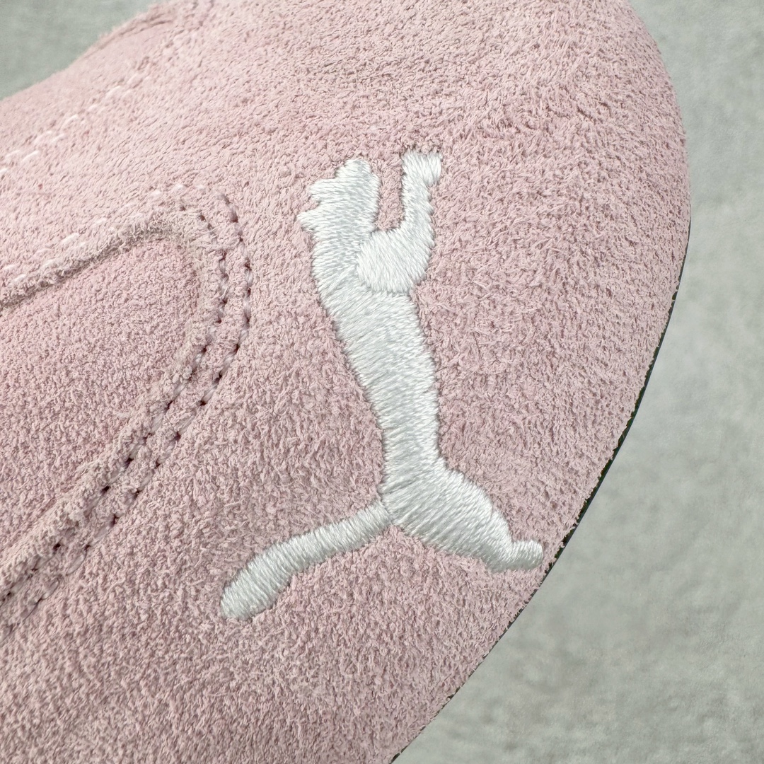 图片[15]-＃HP纯原 Open YY x Puma Speedca OG 彪马极速赛车系列低帮德训风拼接复古百搭休闲运动赛车鞋 OPEN YY x Puma Speedcat，成为韩国 2024 年至今最热鞋款，引发本地玩家排队疯抢，而缔造者之一 OPEN YY 早已席卷韩国时尚圈，并正试图用 Puma 联名等方式，将「首尔辣妹美学」带向全球。本次与「首尔辣妹衣柜」 OPEN YY 联名，发售之外还在乐天世界购物中心举办 POP UP，时尚博主纷纷到场打卡，让 Puma 的「IT Shoes」进一步拓展韩国市场，本次共发售 3 款配色，粉金、沙银更受女玩家喜爱，用以搭配裙装、运动裤，黑银则低调前卫，且男码几乎无溢价；而让不少玩家「提前种草」的，则是 OPEN YY 示范的「彩色丝袜 blokette 混搭」，配合干燥迷幻的亚文化氛围，成为不少女生的「新搭配指南」， POP UP 现场和近两天的社媒上脚图中，不少玩家继续用本次联名 Speedcat 玩转 blokette，并强调 Speedcat 与其他平底运动鞋相比，更加前卫、性感；Speedcat 外，OPEN YY 还将 Puma 的 Tracksuit、复古运动外套等单品，融入自身的「首尔辣妹美学」， 千禧银、赛车印花设计，颇为符合当下首尔街头日常着装的审美，也同样在发售时受到追捧。尺码：35.5 36 37 37.5 38 38.5 39 40 40.5 41 42 42.5 43 44 45-选品中心