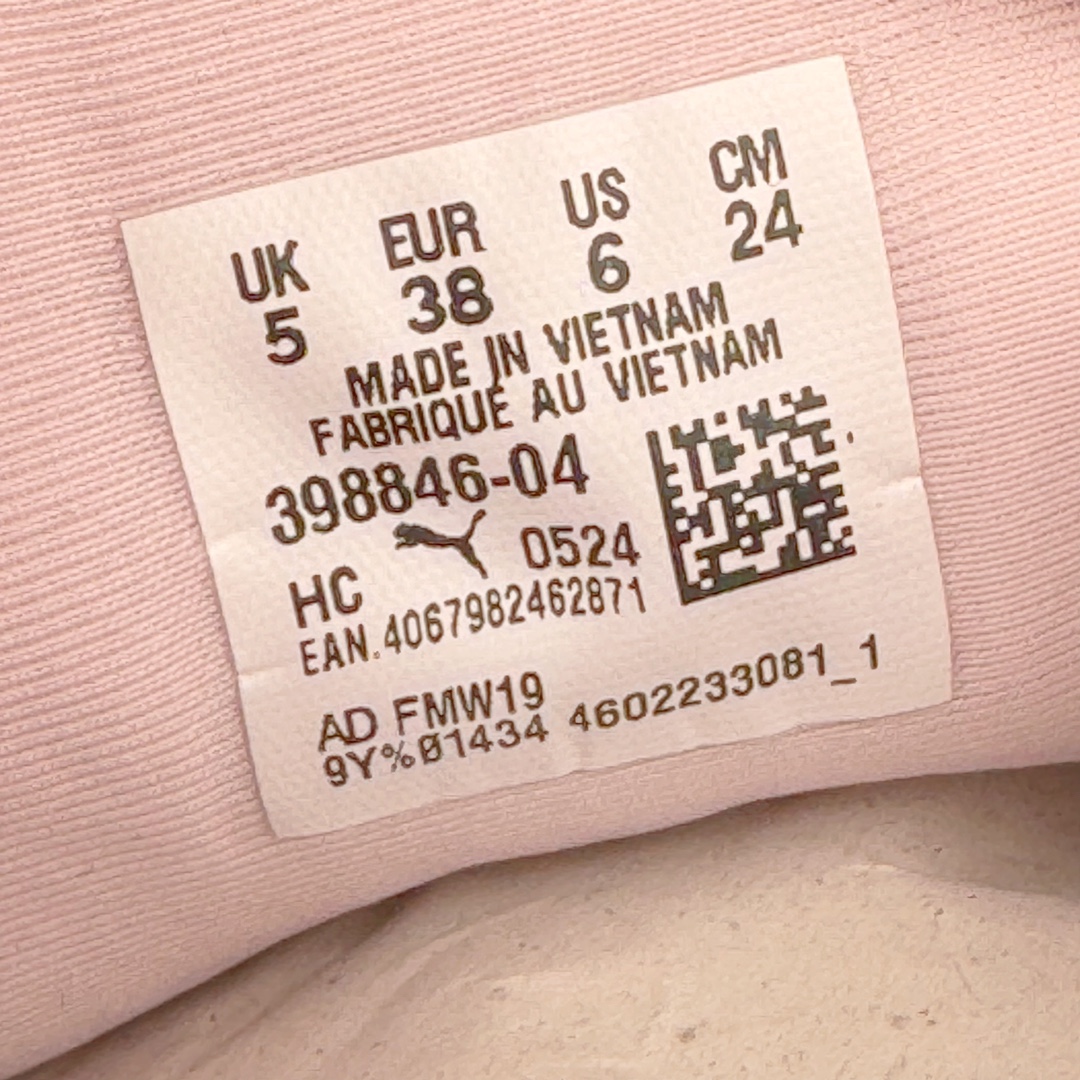 图片[10]-＃HP纯原 Open YY x Puma Speedca OG 彪马极速赛车系列低帮德训风拼接复古百搭休闲运动赛车鞋 OPEN YY x Puma Speedcat，成为韩国 2024 年至今最热鞋款，引发本地玩家排队疯抢，而缔造者之一 OPEN YY 早已席卷韩国时尚圈，并正试图用 Puma 联名等方式，将「首尔辣妹美学」带向全球。本次与「首尔辣妹衣柜」 OPEN YY 联名，发售之外还在乐天世界购物中心举办 POP UP，时尚博主纷纷到场打卡，让 Puma 的「IT Shoes」进一步拓展韩国市场，本次共发售 3 款配色，粉金、沙银更受女玩家喜爱，用以搭配裙装、运动裤，黑银则低调前卫，且男码几乎无溢价；而让不少玩家「提前种草」的，则是 OPEN YY 示范的「彩色丝袜 blokette 混搭」，配合干燥迷幻的亚文化氛围，成为不少女生的「新搭配指南」， POP UP 现场和近两天的社媒上脚图中，不少玩家继续用本次联名 Speedcat 玩转 blokette，并强调 Speedcat 与其他平底运动鞋相比，更加前卫、性感；Speedcat 外，OPEN YY 还将 Puma 的 Tracksuit、复古运动外套等单品，融入自身的「首尔辣妹美学」， 千禧银、赛车印花设计，颇为符合当下首尔街头日常着装的审美，也同样在发售时受到追捧。尺码：35.5 36 37 37.5 38 38.5 39 40 40.5 41 42 42.5 43 44 45-选品中心