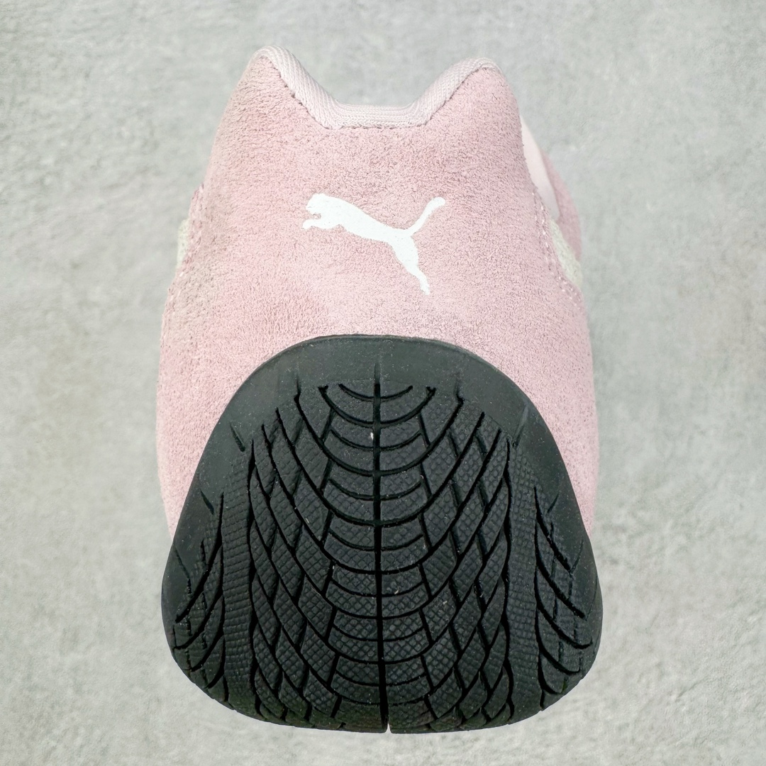 图片[8]-＃HP纯原 Open YY x Puma Speedca OG 彪马极速赛车系列低帮德训风拼接复古百搭休闲运动赛车鞋 OPEN YY x Puma Speedcat，成为韩国 2024 年至今最热鞋款，引发本地玩家排队疯抢，而缔造者之一 OPEN YY 早已席卷韩国时尚圈，并正试图用 Puma 联名等方式，将「首尔辣妹美学」带向全球。本次与「首尔辣妹衣柜」 OPEN YY 联名，发售之外还在乐天世界购物中心举办 POP UP，时尚博主纷纷到场打卡，让 Puma 的「IT Shoes」进一步拓展韩国市场，本次共发售 3 款配色，粉金、沙银更受女玩家喜爱，用以搭配裙装、运动裤，黑银则低调前卫，且男码几乎无溢价；而让不少玩家「提前种草」的，则是 OPEN YY 示范的「彩色丝袜 blokette 混搭」，配合干燥迷幻的亚文化氛围，成为不少女生的「新搭配指南」， POP UP 现场和近两天的社媒上脚图中，不少玩家继续用本次联名 Speedcat 玩转 blokette，并强调 Speedcat 与其他平底运动鞋相比，更加前卫、性感；Speedcat 外，OPEN YY 还将 Puma 的 Tracksuit、复古运动外套等单品，融入自身的「首尔辣妹美学」， 千禧银、赛车印花设计，颇为符合当下首尔街头日常着装的审美，也同样在发售时受到追捧。尺码：35.5 36 37 37.5 38 38.5 39 40 40.5 41 42 42.5 43 44 45-选品中心