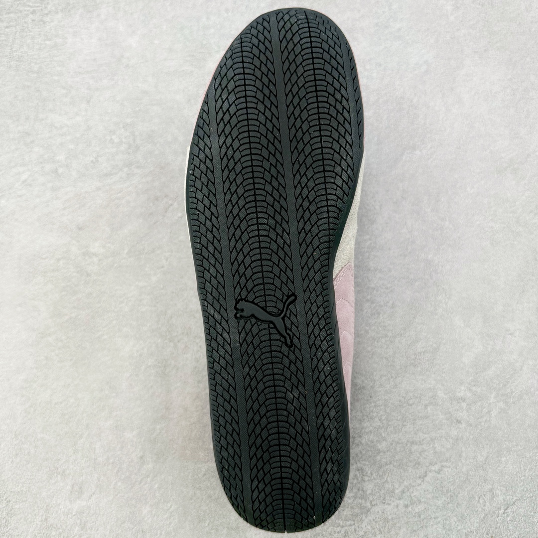 图片[9]-＃HP纯原 Open YY x Puma Speedca OG 彪马极速赛车系列低帮德训风拼接复古百搭休闲运动赛车鞋 OPEN YY x Puma Speedcat，成为韩国 2024 年至今最热鞋款，引发本地玩家排队疯抢，而缔造者之一 OPEN YY 早已席卷韩国时尚圈，并正试图用 Puma 联名等方式，将「首尔辣妹美学」带向全球。本次与「首尔辣妹衣柜」 OPEN YY 联名，发售之外还在乐天世界购物中心举办 POP UP，时尚博主纷纷到场打卡，让 Puma 的「IT Shoes」进一步拓展韩国市场，本次共发售 3 款配色，粉金、沙银更受女玩家喜爱，用以搭配裙装、运动裤，黑银则低调前卫，且男码几乎无溢价；而让不少玩家「提前种草」的，则是 OPEN YY 示范的「彩色丝袜 blokette 混搭」，配合干燥迷幻的亚文化氛围，成为不少女生的「新搭配指南」， POP UP 现场和近两天的社媒上脚图中，不少玩家继续用本次联名 Speedcat 玩转 blokette，并强调 Speedcat 与其他平底运动鞋相比，更加前卫、性感；Speedcat 外，OPEN YY 还将 Puma 的 Tracksuit、复古运动外套等单品，融入自身的「首尔辣妹美学」， 千禧银、赛车印花设计，颇为符合当下首尔街头日常着装的审美，也同样在发售时受到追捧。尺码：35.5 36 37 37.5 38 38.5 39 40 40.5 41 42 42.5 43 44 45-选品中心