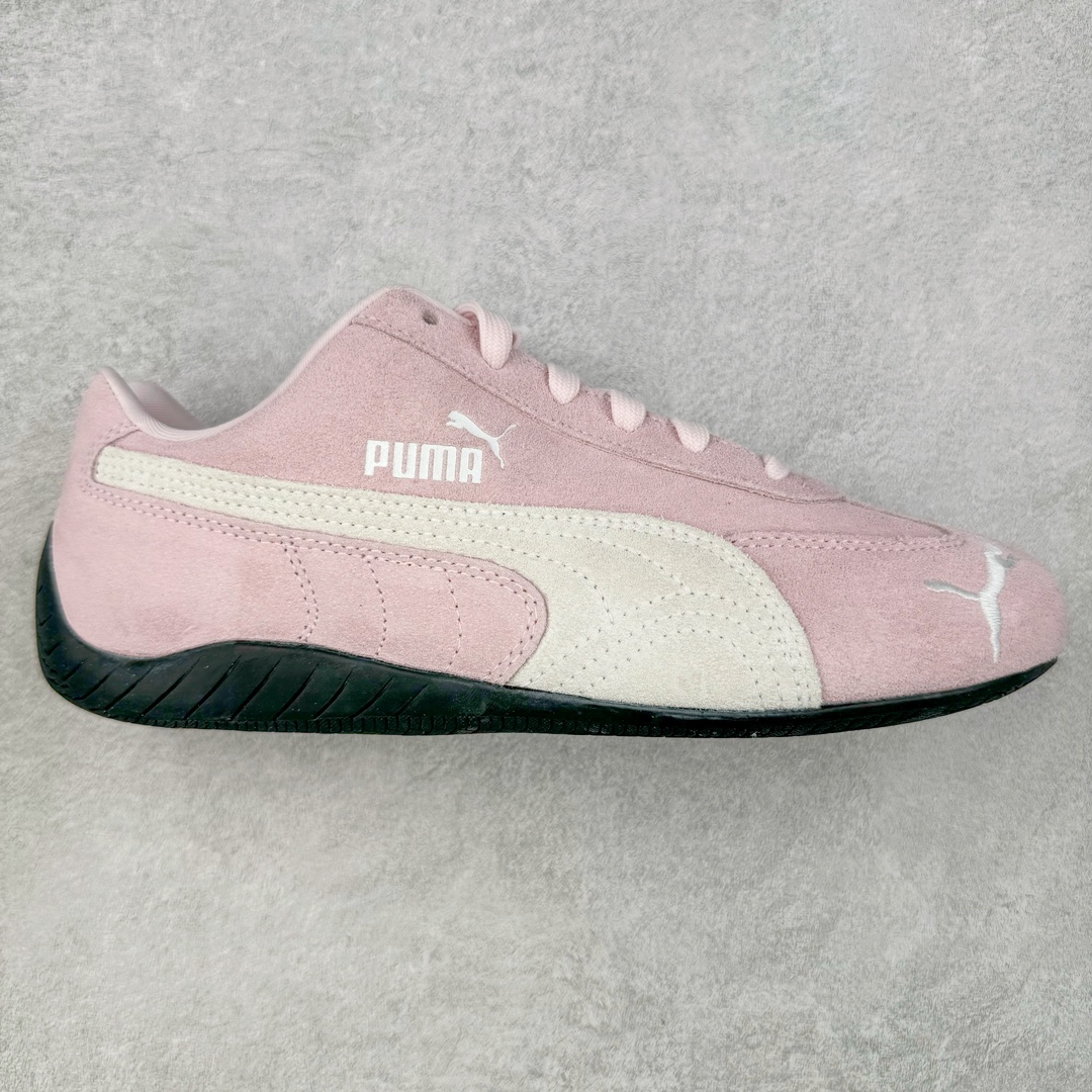 ＃HP纯原 Open YY x Puma Speedca OG 彪马极速赛车系列低帮德训风拼接复古百搭休闲运动赛车鞋 OPEN YY x Puma Speedcat，成为韩国 2024 年至今最热鞋款，引发本地玩家排队疯抢，而缔造者之一 OPEN YY 早已席卷韩国时尚圈，并正试图用 Puma 联名等方式，将「首尔辣妹美学」带向全球。本次与「首尔辣妹衣柜」 OPEN YY 联名，发售之外还在乐天世界购物中心举办 POP UP，时尚博主纷纷到场打卡，让 Puma 的「IT Shoes」进一步拓展韩国市场，本次共发售 3 款配色，粉金、沙银更受女玩家喜爱，用以搭配裙装、运动裤，黑银则低调前卫，且男码几乎无溢价；而让不少玩家「提前种草」的，则是 OPEN YY 示范的「彩色丝袜 blokette 混搭」，配合干燥迷幻的亚文化氛围，成为不少女生的「新搭配指南」， POP UP 现场和近两天的社媒上脚图中，不少玩家继续用本次联名 Speedcat 玩转 blokette，并强调 Speedcat 与其他平底运动鞋相比，更加前卫、性感；Speedcat 外，OPEN YY 还将 Puma 的 Tracksuit、复古运动外套等单品，融入自身的「首尔辣妹美学」， 千禧银、赛车印花设计，颇为符合当下首尔街头日常着装的审美，也同样在发售时受到追捧。尺码：35.5 36 37 37.5 38 38.5 39 40 40.5 41 42 42.5 43 44 45-选品中心