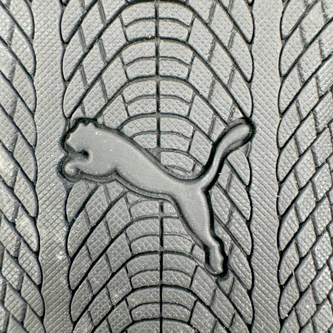 图片[21]-＃HP纯原 Open YY x Puma Speedca OG 彪马极速赛车系列低帮德训风拼接复古百搭休闲运动赛车鞋 OPEN YY x Puma Speedcat，成为韩国 2024 年至今最热鞋款，引发本地玩家排队疯抢，而缔造者之一 OPEN YY 早已席卷韩国时尚圈，并正试图用 Puma 联名等方式，将「首尔辣妹美学」带向全球。本次与「首尔辣妹衣柜」 OPEN YY 联名，发售之外还在乐天世界购物中心举办 POP UP，时尚博主纷纷到场打卡，让 Puma 的「IT Shoes」进一步拓展韩国市场，本次共发售 3 款配色，粉金、沙银更受女玩家喜爱，用以搭配裙装、运动裤，黑银则低调前卫，且男码几乎无溢价；而让不少玩家「提前种草」的，则是 OPEN YY 示范的「彩色丝袜 blokette 混搭」，配合干燥迷幻的亚文化氛围，成为不少女生的「新搭配指南」， POP UP 现场和近两天的社媒上脚图中，不少玩家继续用本次联名 Speedcat 玩转 blokette，并强调 Speedcat 与其他平底运动鞋相比，更加前卫、性感；Speedcat 外，OPEN YY 还将 Puma 的 Tracksuit、复古运动外套等单品，融入自身的「首尔辣妹美学」， 千禧银、赛车印花设计，颇为符合当下首尔街头日常着装的审美，也同样在发售时受到追捧。尺码：35.5 36 37 37.5 38 38.5 39 40 40.5 41 42 42.5 43 44 45-选品中心