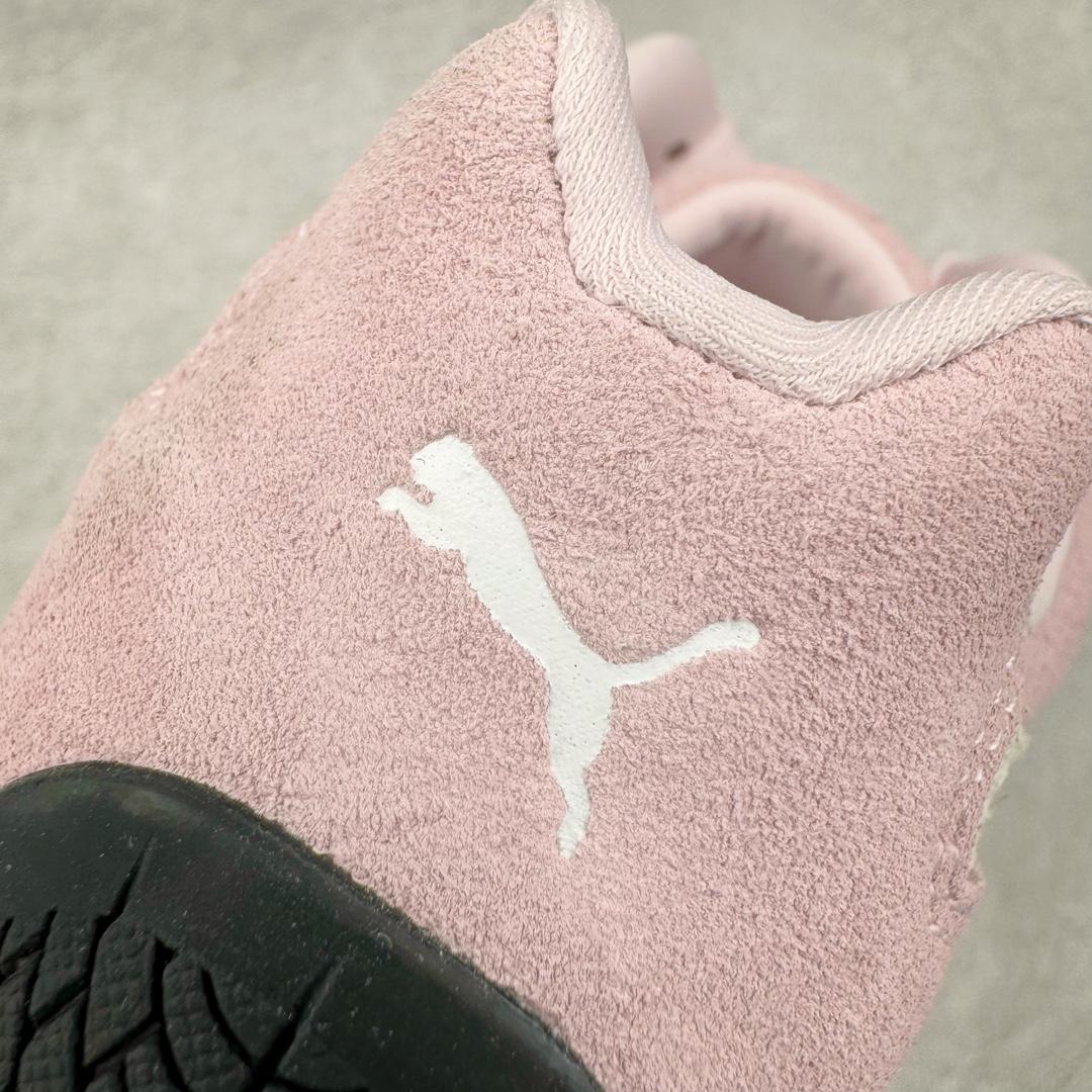 图片[17]-＃HP纯原 Open YY x Puma Speedca OG 彪马极速赛车系列低帮德训风拼接复古百搭休闲运动赛车鞋 OPEN YY x Puma Speedcat，成为韩国 2024 年至今最热鞋款，引发本地玩家排队疯抢，而缔造者之一 OPEN YY 早已席卷韩国时尚圈，并正试图用 Puma 联名等方式，将「首尔辣妹美学」带向全球。本次与「首尔辣妹衣柜」 OPEN YY 联名，发售之外还在乐天世界购物中心举办 POP UP，时尚博主纷纷到场打卡，让 Puma 的「IT Shoes」进一步拓展韩国市场，本次共发售 3 款配色，粉金、沙银更受女玩家喜爱，用以搭配裙装、运动裤，黑银则低调前卫，且男码几乎无溢价；而让不少玩家「提前种草」的，则是 OPEN YY 示范的「彩色丝袜 blokette 混搭」，配合干燥迷幻的亚文化氛围，成为不少女生的「新搭配指南」， POP UP 现场和近两天的社媒上脚图中，不少玩家继续用本次联名 Speedcat 玩转 blokette，并强调 Speedcat 与其他平底运动鞋相比，更加前卫、性感；Speedcat 外，OPEN YY 还将 Puma 的 Tracksuit、复古运动外套等单品，融入自身的「首尔辣妹美学」， 千禧银、赛车印花设计，颇为符合当下首尔街头日常着装的审美，也同样在发售时受到追捧。尺码：35.5 36 37 37.5 38 38.5 39 40 40.5 41 42 42.5 43 44 45-选品中心