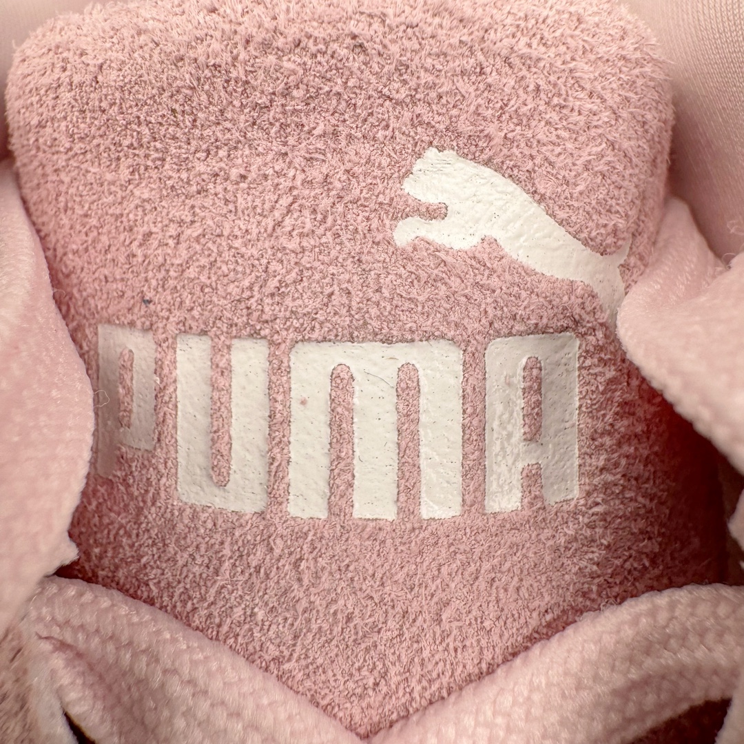 图片[13]-＃HP纯原 Open YY x Puma Speedca OG 彪马极速赛车系列低帮德训风拼接复古百搭休闲运动赛车鞋 OPEN YY x Puma Speedcat，成为韩国 2024 年至今最热鞋款，引发本地玩家排队疯抢，而缔造者之一 OPEN YY 早已席卷韩国时尚圈，并正试图用 Puma 联名等方式，将「首尔辣妹美学」带向全球。本次与「首尔辣妹衣柜」 OPEN YY 联名，发售之外还在乐天世界购物中心举办 POP UP，时尚博主纷纷到场打卡，让 Puma 的「IT Shoes」进一步拓展韩国市场，本次共发售 3 款配色，粉金、沙银更受女玩家喜爱，用以搭配裙装、运动裤，黑银则低调前卫，且男码几乎无溢价；而让不少玩家「提前种草」的，则是 OPEN YY 示范的「彩色丝袜 blokette 混搭」，配合干燥迷幻的亚文化氛围，成为不少女生的「新搭配指南」， POP UP 现场和近两天的社媒上脚图中，不少玩家继续用本次联名 Speedcat 玩转 blokette，并强调 Speedcat 与其他平底运动鞋相比，更加前卫、性感；Speedcat 外，OPEN YY 还将 Puma 的 Tracksuit、复古运动外套等单品，融入自身的「首尔辣妹美学」， 千禧银、赛车印花设计，颇为符合当下首尔街头日常着装的审美，也同样在发售时受到追捧。尺码：35.5 36 37 37.5 38 38.5 39 40 40.5 41 42 42.5 43 44 45-选品中心