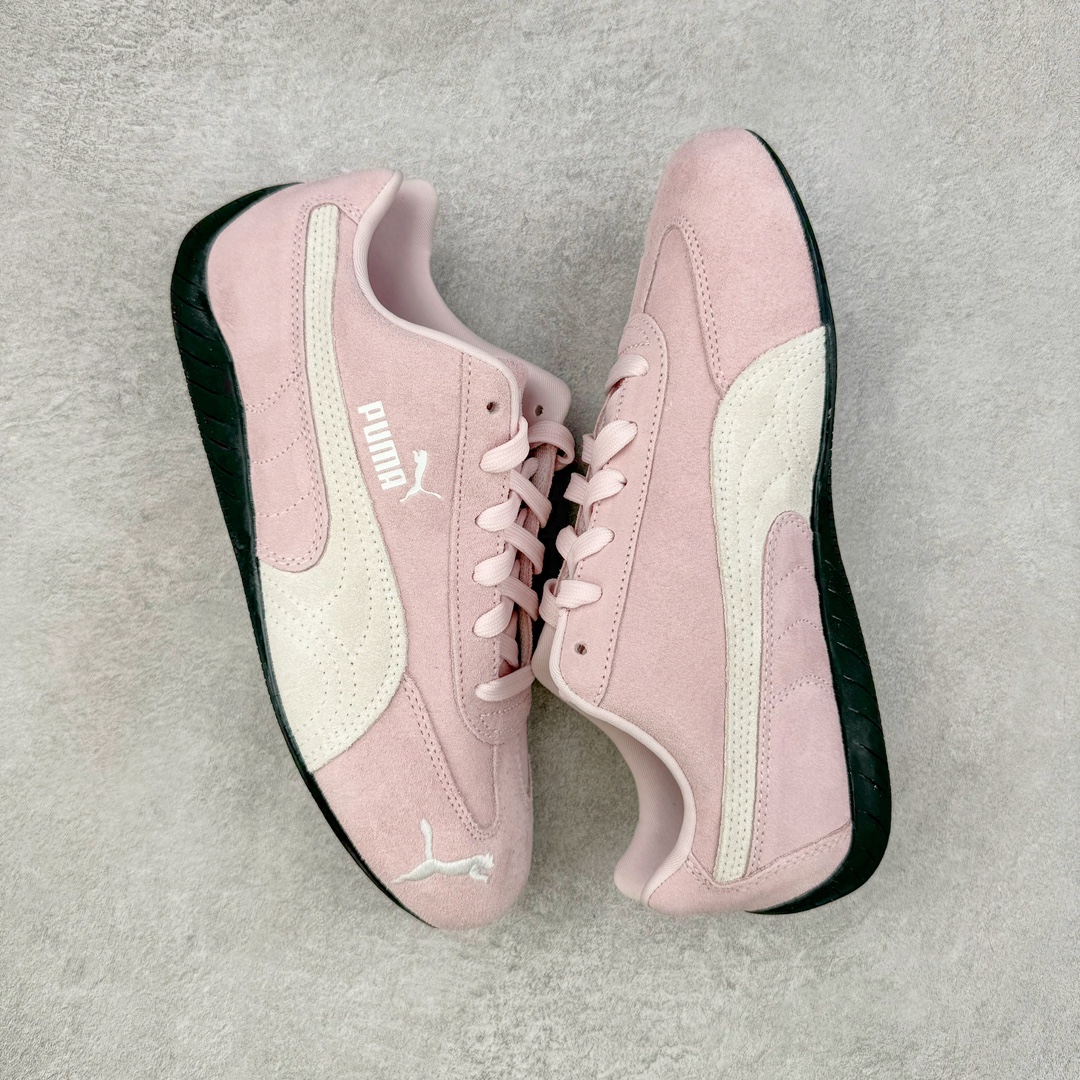 图片[3]-＃HP纯原 Open YY x Puma Speedca OG 彪马极速赛车系列低帮德训风拼接复古百搭休闲运动赛车鞋 OPEN YY x Puma Speedcat，成为韩国 2024 年至今最热鞋款，引发本地玩家排队疯抢，而缔造者之一 OPEN YY 早已席卷韩国时尚圈，并正试图用 Puma 联名等方式，将「首尔辣妹美学」带向全球。本次与「首尔辣妹衣柜」 OPEN YY 联名，发售之外还在乐天世界购物中心举办 POP UP，时尚博主纷纷到场打卡，让 Puma 的「IT Shoes」进一步拓展韩国市场，本次共发售 3 款配色，粉金、沙银更受女玩家喜爱，用以搭配裙装、运动裤，黑银则低调前卫，且男码几乎无溢价；而让不少玩家「提前种草」的，则是 OPEN YY 示范的「彩色丝袜 blokette 混搭」，配合干燥迷幻的亚文化氛围，成为不少女生的「新搭配指南」， POP UP 现场和近两天的社媒上脚图中，不少玩家继续用本次联名 Speedcat 玩转 blokette，并强调 Speedcat 与其他平底运动鞋相比，更加前卫、性感；Speedcat 外，OPEN YY 还将 Puma 的 Tracksuit、复古运动外套等单品，融入自身的「首尔辣妹美学」， 千禧银、赛车印花设计，颇为符合当下首尔街头日常着装的审美，也同样在发售时受到追捧。尺码：35.5 36 37 37.5 38 38.5 39 40 40.5 41 42 42.5 43 44 45-选品中心