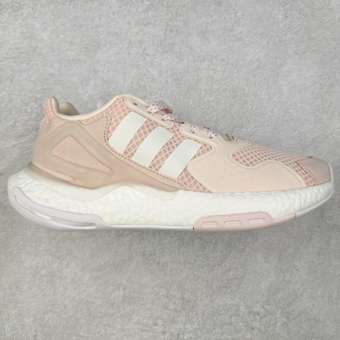 ＃特价福利 AD Nite Jogger 2019 Boost 联名夜行者复古跑鞋 原厂材料 原厂大底 私家独模 网布搭配麂皮拼接打造鞋面 极具复古风格鞋头及鞋跟点缀3M反光设计极为亮眼中底采用全掌 Boost 科技 厚度相当可观 脚感极佳 尺码：36 36.5 37 38 38.5 39 40 40.5 41 42 42.5 43 44 44.5 45-选品中心