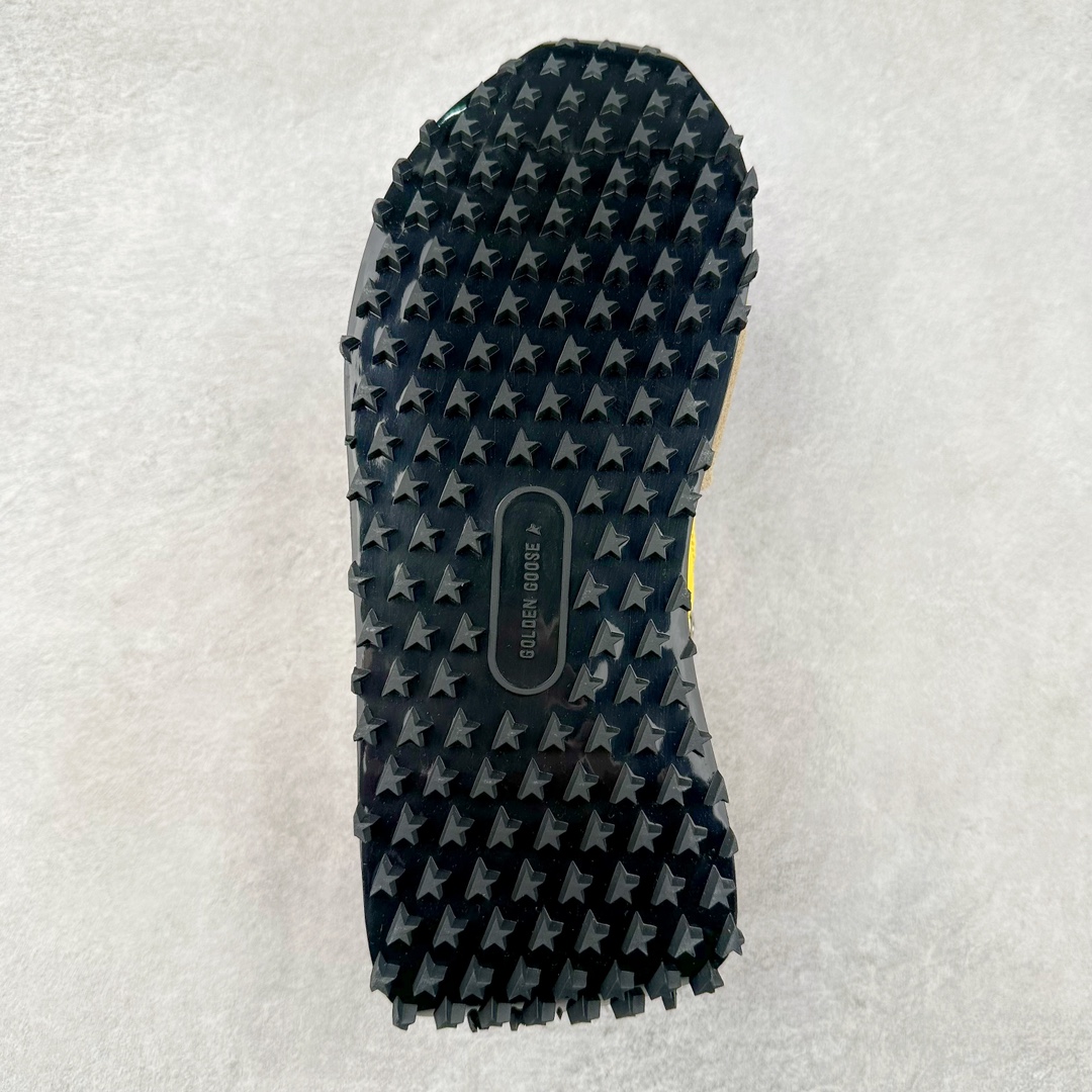 图片[9]-＃纯原 GGDB Golden Goose Marathon 复古运动鞋生活休闲鞋 火爆全网 陈伟霆宋雨琦 杨幂等各路明星纷纷上脚 该系列新品鞋履以1970年代的田径鞋为设计灵感，巧妙融入3D打印鞋尾装饰等前沿元素，既彰显了复古格调，又将这种怀旧感投射到未来。其鞋面采用多种精致材质打造，并推出银色、黑色、红色、皇家蓝和白色等多款经典配色以及全新限定黄色，侧边点缀以品牌标志性的星星图案。全新黄色款式的鞋面侧边保留了品牌标志性的橙色星星图案，配以灰色鞋头。不均匀染色的鞋带和带有星星图案的鞋底，为整体造型增添了独特的印象。呈现男女都可穿着的中性风格，谁都能拥有并追逐自己的梦想。尺码：35 36 37 38 39 40 41 42 43 44 45-选品中心