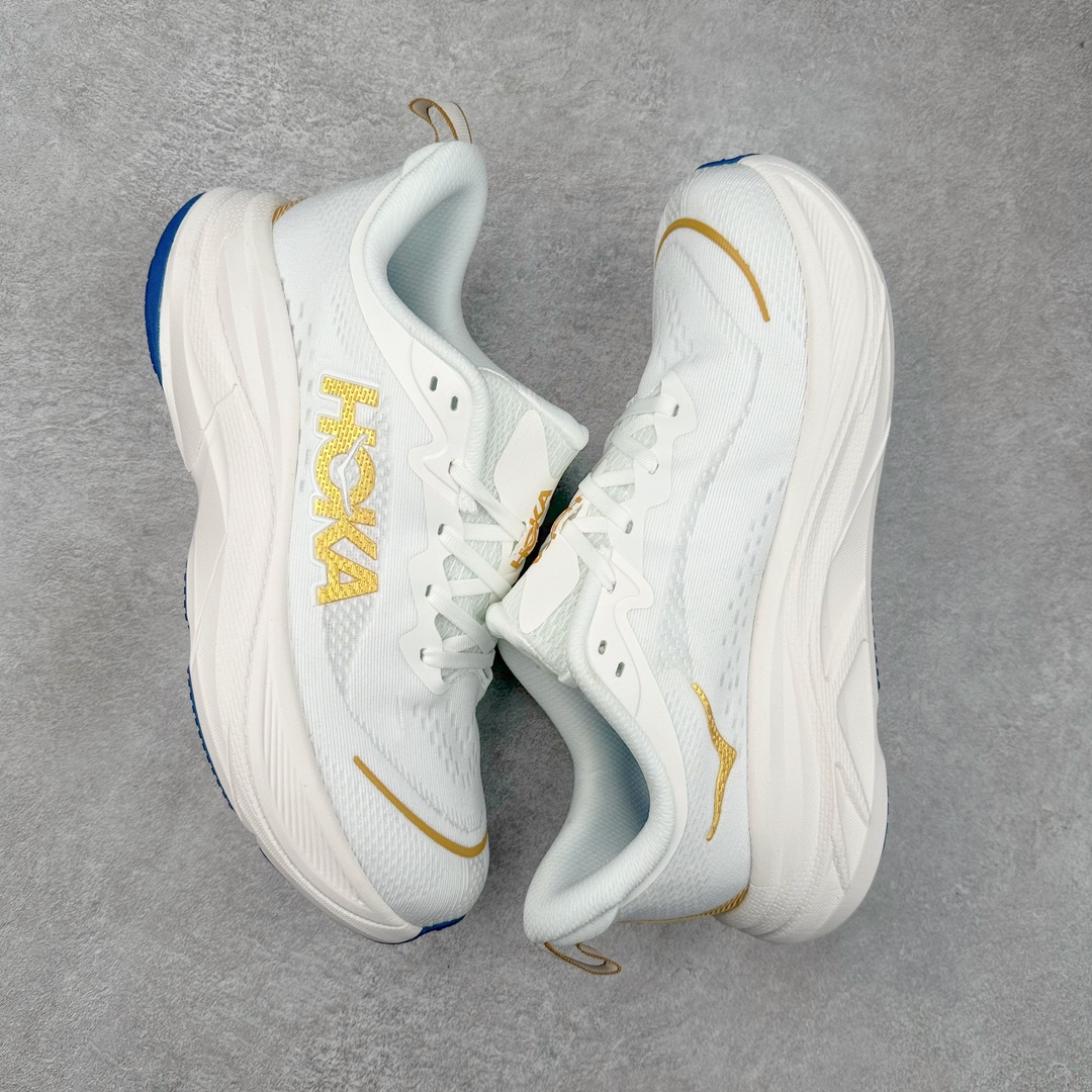 图片[3]-HOKA ONE ONE Clifton 克里夫顿10代专业性能减震公路跑步鞋 轻盈透气的针织网面和纱线的使用让鞋面更挺拔 增强鞋面的强度和支撑性能 搭配柔软的鞋舌 让双脚在舒适包裹中跑的更加畅快 全新泡棉中底 柔软的同时增强回弹性能 为不同跑者提供更平稳流畅的脚感 带来全面的缓冲保护 根据人体工程学设计的延长拉襟 后跟处弹软的海绵填充舒适固定 避免掉跟和摩擦 相比上一代光滑的内衬 Clifton 9的内衬增强了摩擦力 避免双脚在鞋内滑动 尺码：36 36.5 37.5 38 38.5 39 40 40.5 41 42 42.5 43 44 44.5 45-选品中心