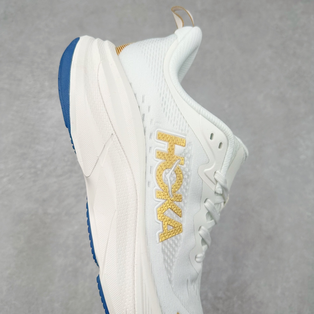 图片[6]-HOKA ONE ONE Clifton 克里夫顿10代专业性能减震公路跑步鞋 轻盈透气的针织网面和纱线的使用让鞋面更挺拔 增强鞋面的强度和支撑性能 搭配柔软的鞋舌 让双脚在舒适包裹中跑的更加畅快 全新泡棉中底 柔软的同时增强回弹性能 为不同跑者提供更平稳流畅的脚感 带来全面的缓冲保护 根据人体工程学设计的延长拉襟 后跟处弹软的海绵填充舒适固定 避免掉跟和摩擦 相比上一代光滑的内衬 Clifton 9的内衬增强了摩擦力 避免双脚在鞋内滑动 尺码：36 36.5 37.5 38 38.5 39 40 40.5 41 42 42.5 43 44 44.5 45-选品中心