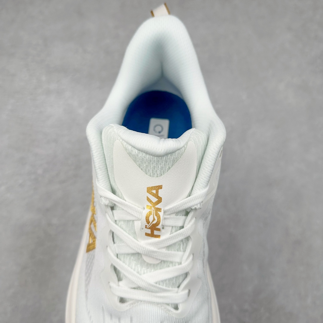 图片[5]-HOKA ONE ONE Clifton 克里夫顿10代专业性能减震公路跑步鞋 轻盈透气的针织网面和纱线的使用让鞋面更挺拔 增强鞋面的强度和支撑性能 搭配柔软的鞋舌 让双脚在舒适包裹中跑的更加畅快 全新泡棉中底 柔软的同时增强回弹性能 为不同跑者提供更平稳流畅的脚感 带来全面的缓冲保护 根据人体工程学设计的延长拉襟 后跟处弹软的海绵填充舒适固定 避免掉跟和摩擦 相比上一代光滑的内衬 Clifton 9的内衬增强了摩擦力 避免双脚在鞋内滑动 尺码：36 36.5 37.5 38 38.5 39 40 40.5 41 42 42.5 43 44 44.5 45-选品中心