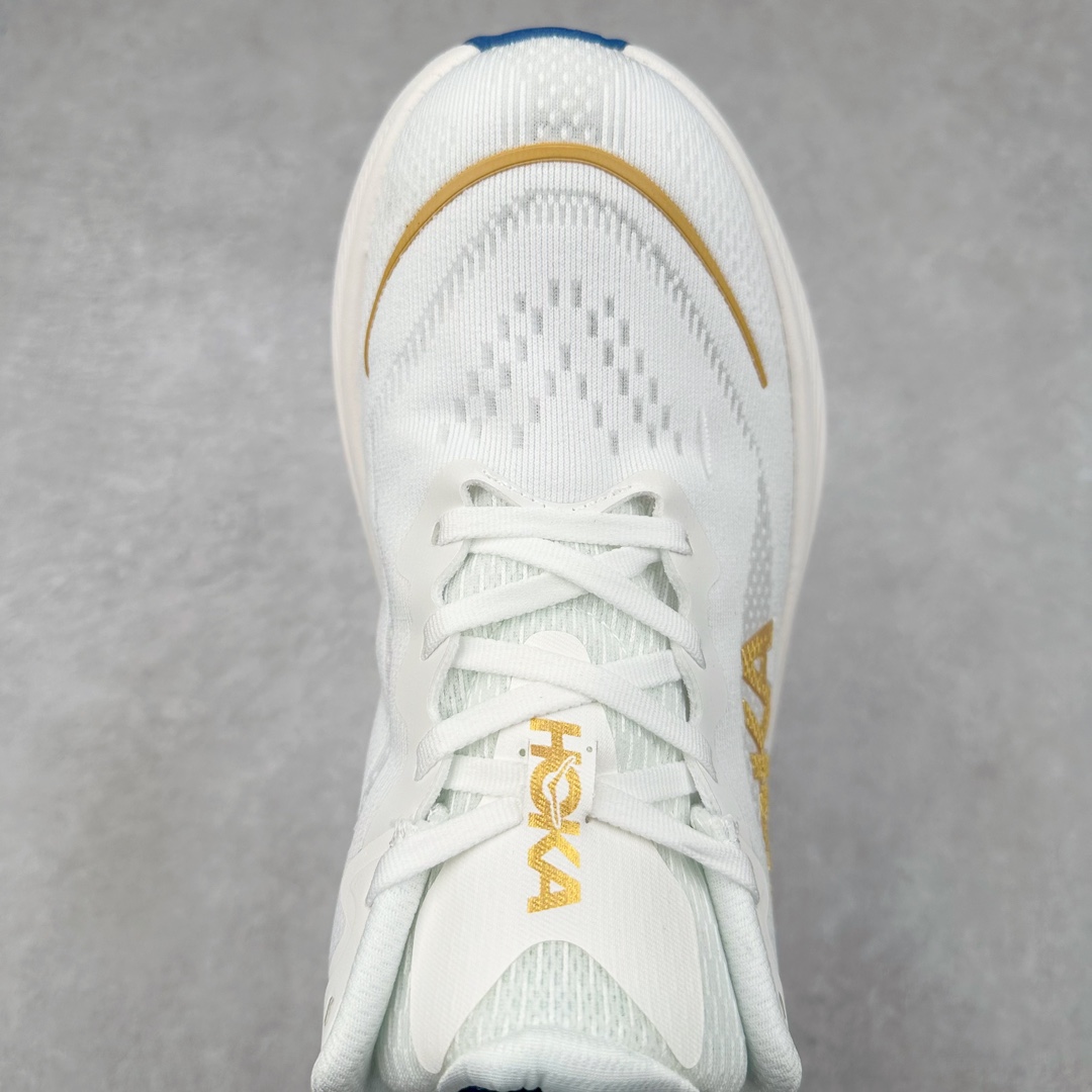 图片[4]-HOKA ONE ONE Clifton 克里夫顿10代专业性能减震公路跑步鞋 轻盈透气的针织网面和纱线的使用让鞋面更挺拔 增强鞋面的强度和支撑性能 搭配柔软的鞋舌 让双脚在舒适包裹中跑的更加畅快 全新泡棉中底 柔软的同时增强回弹性能 为不同跑者提供更平稳流畅的脚感 带来全面的缓冲保护 根据人体工程学设计的延长拉襟 后跟处弹软的海绵填充舒适固定 避免掉跟和摩擦 相比上一代光滑的内衬 Clifton 9的内衬增强了摩擦力 避免双脚在鞋内滑动 尺码：36 36.5 37.5 38 38.5 39 40 40.5 41 42 42.5 43 44 44.5 45-选品中心