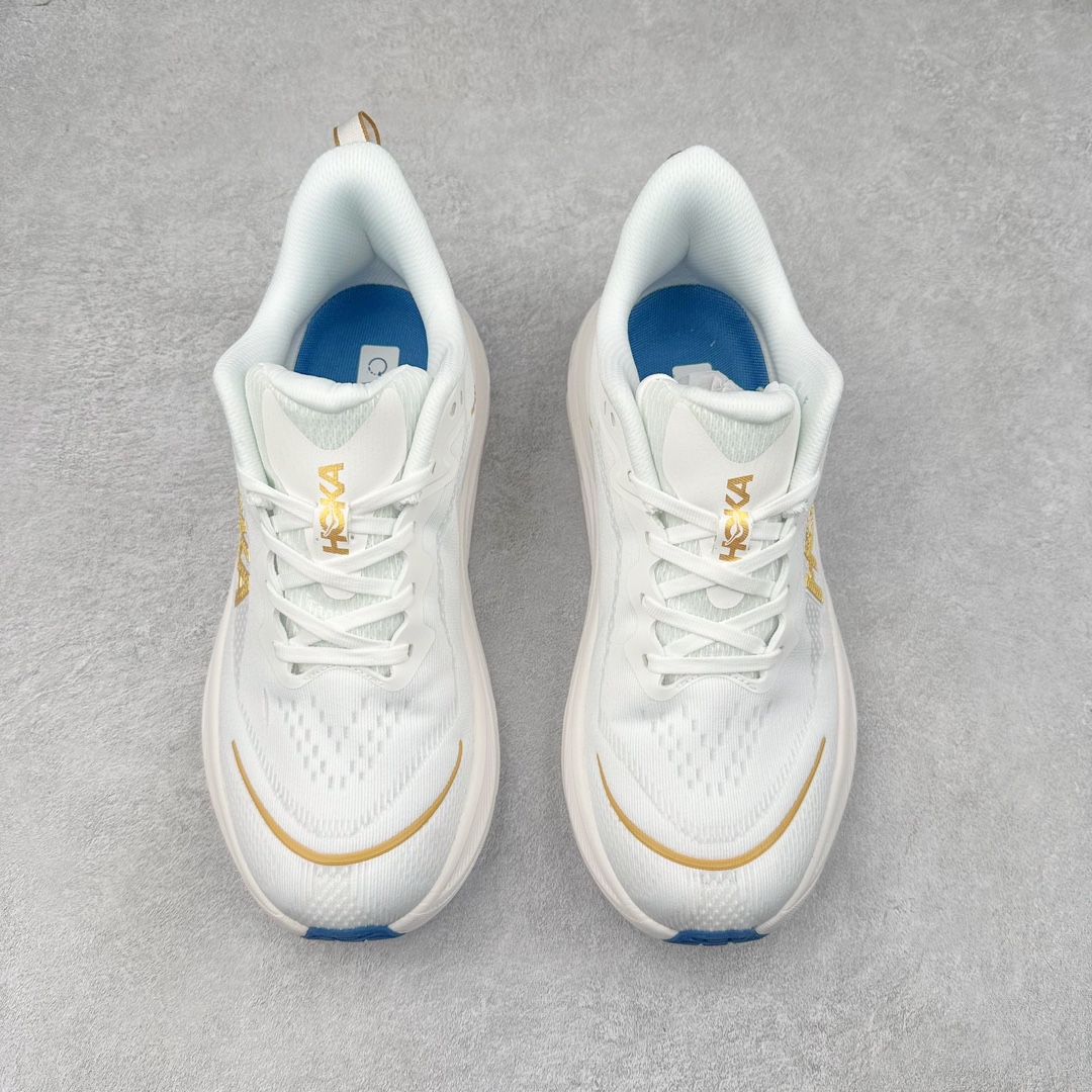 图片[2]-HOKA ONE ONE Clifton 克里夫顿10代专业性能减震公路跑步鞋 轻盈透气的针织网面和纱线的使用让鞋面更挺拔 增强鞋面的强度和支撑性能 搭配柔软的鞋舌 让双脚在舒适包裹中跑的更加畅快 全新泡棉中底 柔软的同时增强回弹性能 为不同跑者提供更平稳流畅的脚感 带来全面的缓冲保护 根据人体工程学设计的延长拉襟 后跟处弹软的海绵填充舒适固定 避免掉跟和摩擦 相比上一代光滑的内衬 Clifton 9的内衬增强了摩擦力 避免双脚在鞋内滑动 尺码：36 36.5 37.5 38 38.5 39 40 40.5 41 42 42.5 43 44 44.5 45-选品中心