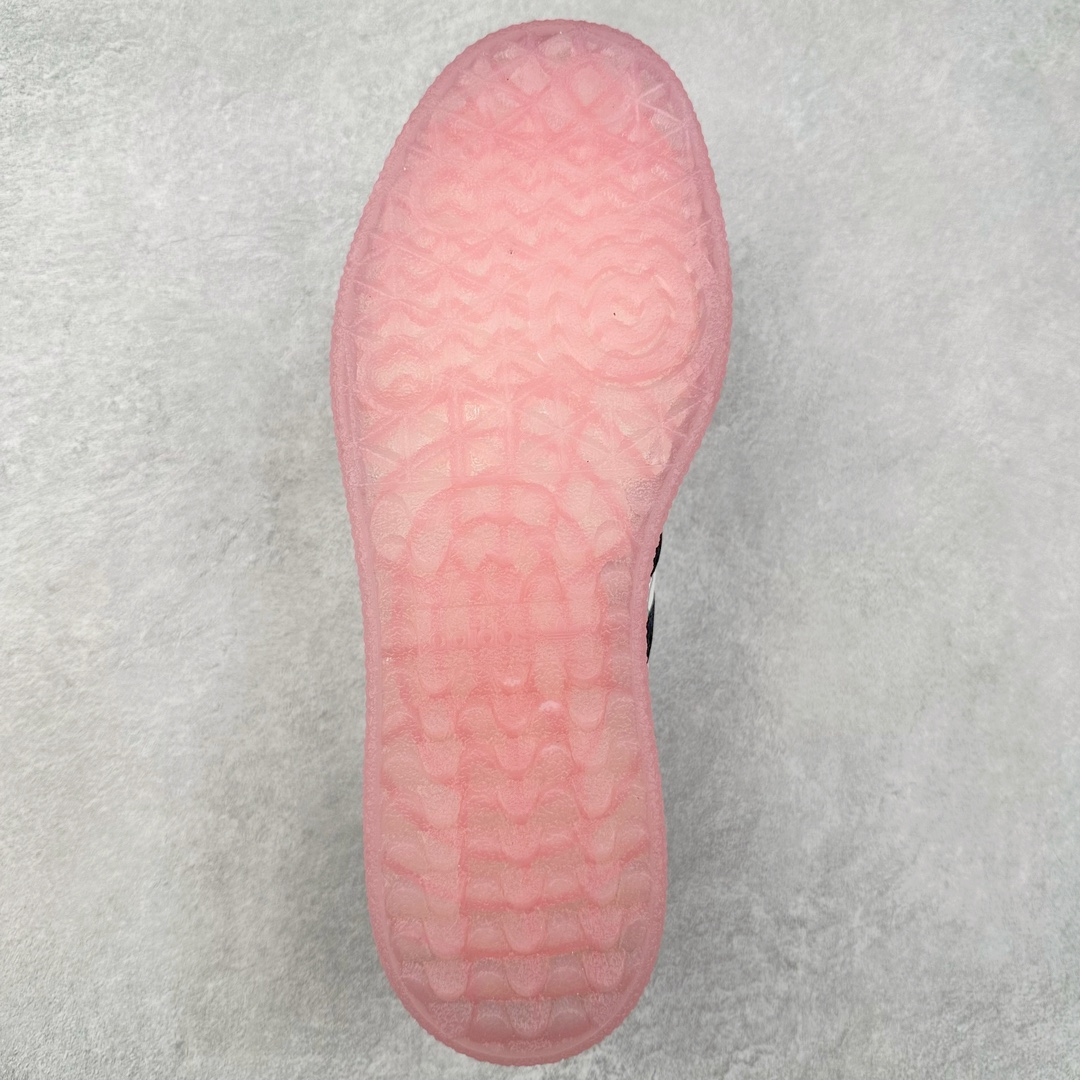 图片[9]-AD Samba XLG 桑巴舞加大厚底版系列德训风百搭松糕休闲运动板鞋生胶底 IG4450 自Originals Samba成功借势Blokecore风潮一跃成为街头巷尾的焦点鞋款后,不论是围绕Samba本身打造的各式「变种版本」,还是以Samba为蓝本打造联名鞋款,都成为了时尚潮流人士日常穿搭首选。Samba XLG是adidas Originals不断扩展XLG系列的一部分,旨在与年轻文化相契合,迎合那些希望通过个性时尚表达自我而不愿牺牲舒适度的年轻群体。街头时尚领域的Gen Z特别偏爱宽松的穿着风格。Samba XLG针对这一点做了创新。它在延续Samba OG经典设计的基础上,迎合年轻群体的穿着习惯,重塑为宽大的鞋身比例轮廓以及加厚中底,让消费者轻松展示自己独特的风格。全新的Samba XLG系列不仅迎合了当下年轻群体的穿搭习惯,加宽了鞋身比例以及将中底进一步增厚,在视觉比例上更加饱满,同时还保留了经典Samba的细节,这样一来,鞋迷朋友在穿搭上不仅能更加个性化,而且还能延续一定的复古感受。尺码：36 36⅔ 37⅓ 38 38⅔ 39⅓ 40 40⅔ 41⅓ 42 42⅔ 43⅓ 44 45-选品中心