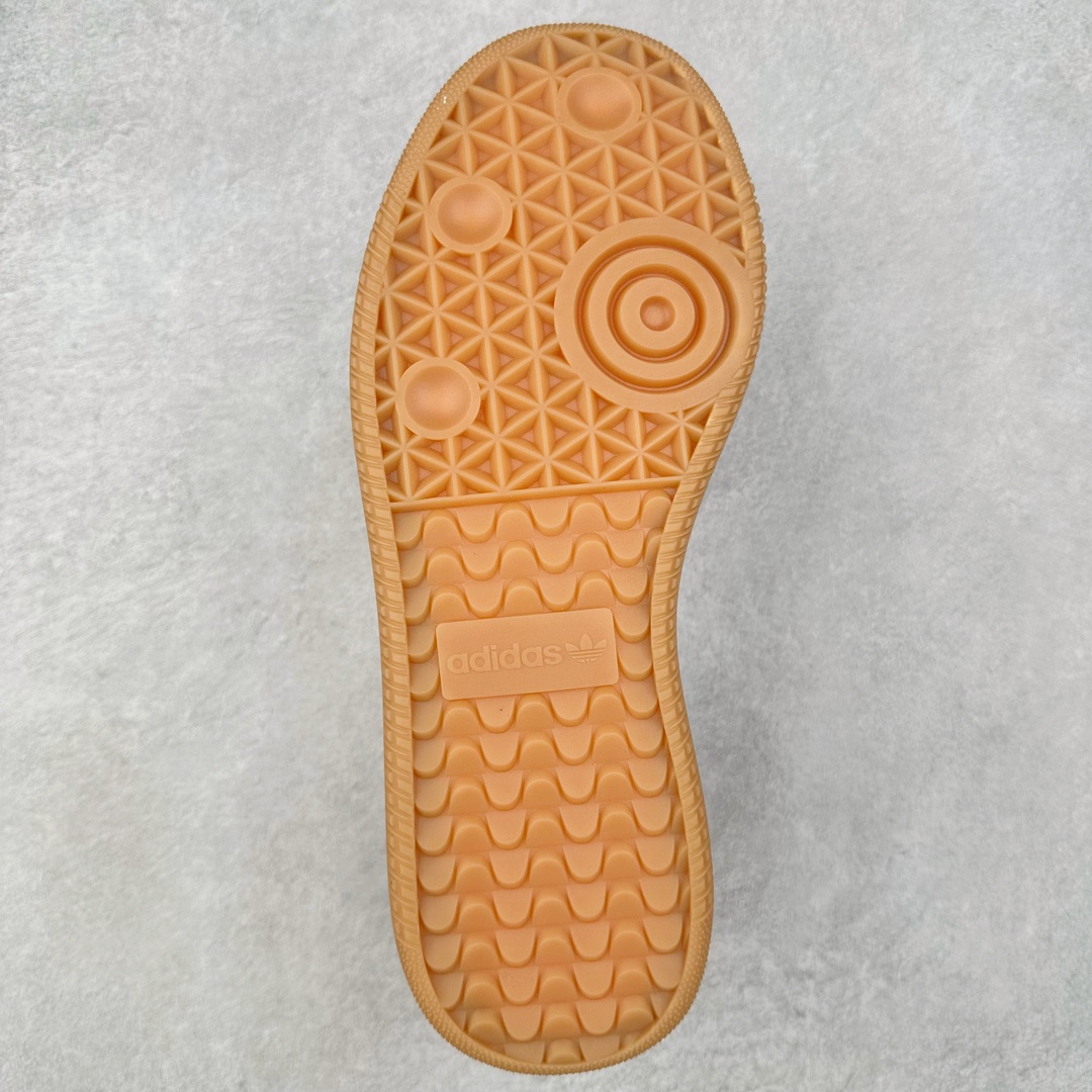 图片[9]-AD Samba XLG 桑巴舞加大厚底版系列德训风百搭松糕休闲运动板鞋生胶底 JP5889 自Originals Samba成功借势Blokecore风潮一跃成为街头巷尾的焦点鞋款后,不论是围绕Samba本身打造的各式「变种版本」,还是以Samba为蓝本打造联名鞋款,都成为了时尚潮流人士日常穿搭首选。Samba XLG是adidas Originals不断扩展XLG系列的一部分,旨在与年轻文化相契合,迎合那些希望通过个性时尚表达自我而不愿牺牲舒适度的年轻群体。街头时尚领域的Gen Z特别偏爱宽松的穿着风格。Samba XLG针对这一点做了创新。它在延续Samba OG经典设计的基础上,迎合年轻群体的穿着习惯,重塑为宽大的鞋身比例轮廓以及加厚中底,让消费者轻松展示自己独特的风格。全新的Samba XLG系列不仅迎合了当下年轻群体的穿搭习惯,加宽了鞋身比例以及将中底进一步增厚,在视觉比例上更加饱满,同时还保留了经典Samba的细节,这样一来,鞋迷朋友在穿搭上不仅能更加个性化,而且还能延续一定的复古感受。尺码：36 36⅔ 37⅓ 38 38⅔ 39⅓ 40 40⅔ 41⅓ 42 42⅔ 43⅓ 44 45-选品中心