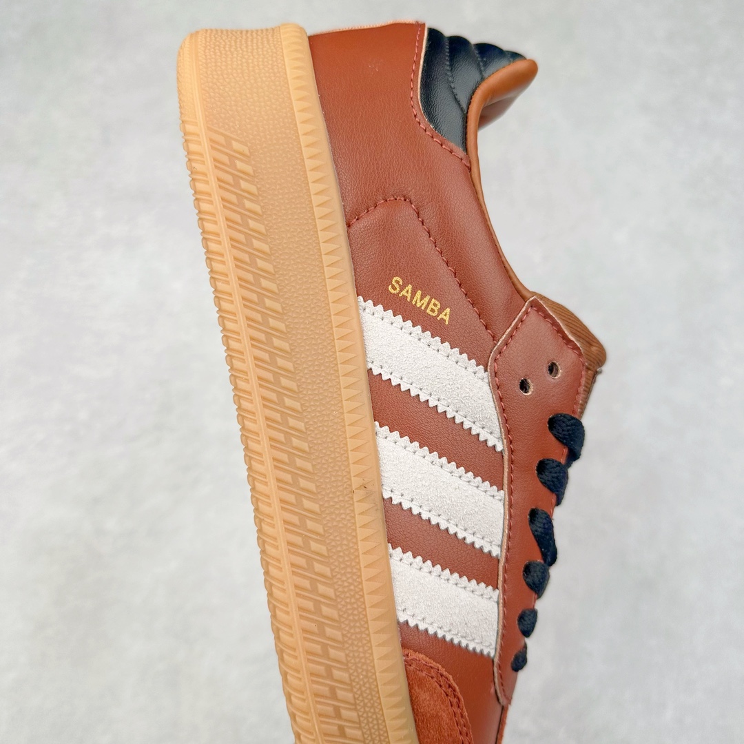 图片[6]-AD Samba XLG 桑巴舞加大厚底版系列德训风百搭松糕休闲运动板鞋生胶底 JP5889 自Originals Samba成功借势Blokecore风潮一跃成为街头巷尾的焦点鞋款后,不论是围绕Samba本身打造的各式「变种版本」,还是以Samba为蓝本打造联名鞋款,都成为了时尚潮流人士日常穿搭首选。Samba XLG是adidas Originals不断扩展XLG系列的一部分,旨在与年轻文化相契合,迎合那些希望通过个性时尚表达自我而不愿牺牲舒适度的年轻群体。街头时尚领域的Gen Z特别偏爱宽松的穿着风格。Samba XLG针对这一点做了创新。它在延续Samba OG经典设计的基础上,迎合年轻群体的穿着习惯,重塑为宽大的鞋身比例轮廓以及加厚中底,让消费者轻松展示自己独特的风格。全新的Samba XLG系列不仅迎合了当下年轻群体的穿搭习惯,加宽了鞋身比例以及将中底进一步增厚,在视觉比例上更加饱满,同时还保留了经典Samba的细节,这样一来,鞋迷朋友在穿搭上不仅能更加个性化,而且还能延续一定的复古感受。尺码：36 36⅔ 37⅓ 38 38⅔ 39⅓ 40 40⅔ 41⅓ 42 42⅔ 43⅓ 44 45-选品中心