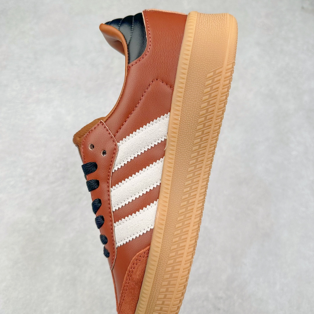 图片[7]-AD Samba XLG 桑巴舞加大厚底版系列德训风百搭松糕休闲运动板鞋生胶底 JP5889 自Originals Samba成功借势Blokecore风潮一跃成为街头巷尾的焦点鞋款后,不论是围绕Samba本身打造的各式「变种版本」,还是以Samba为蓝本打造联名鞋款,都成为了时尚潮流人士日常穿搭首选。Samba XLG是adidas Originals不断扩展XLG系列的一部分,旨在与年轻文化相契合,迎合那些希望通过个性时尚表达自我而不愿牺牲舒适度的年轻群体。街头时尚领域的Gen Z特别偏爱宽松的穿着风格。Samba XLG针对这一点做了创新。它在延续Samba OG经典设计的基础上,迎合年轻群体的穿着习惯,重塑为宽大的鞋身比例轮廓以及加厚中底,让消费者轻松展示自己独特的风格。全新的Samba XLG系列不仅迎合了当下年轻群体的穿搭习惯,加宽了鞋身比例以及将中底进一步增厚,在视觉比例上更加饱满,同时还保留了经典Samba的细节,这样一来,鞋迷朋友在穿搭上不仅能更加个性化,而且还能延续一定的复古感受。尺码：36 36⅔ 37⅓ 38 38⅔ 39⅓ 40 40⅔ 41⅓ 42 42⅔ 43⅓ 44 45-选品中心