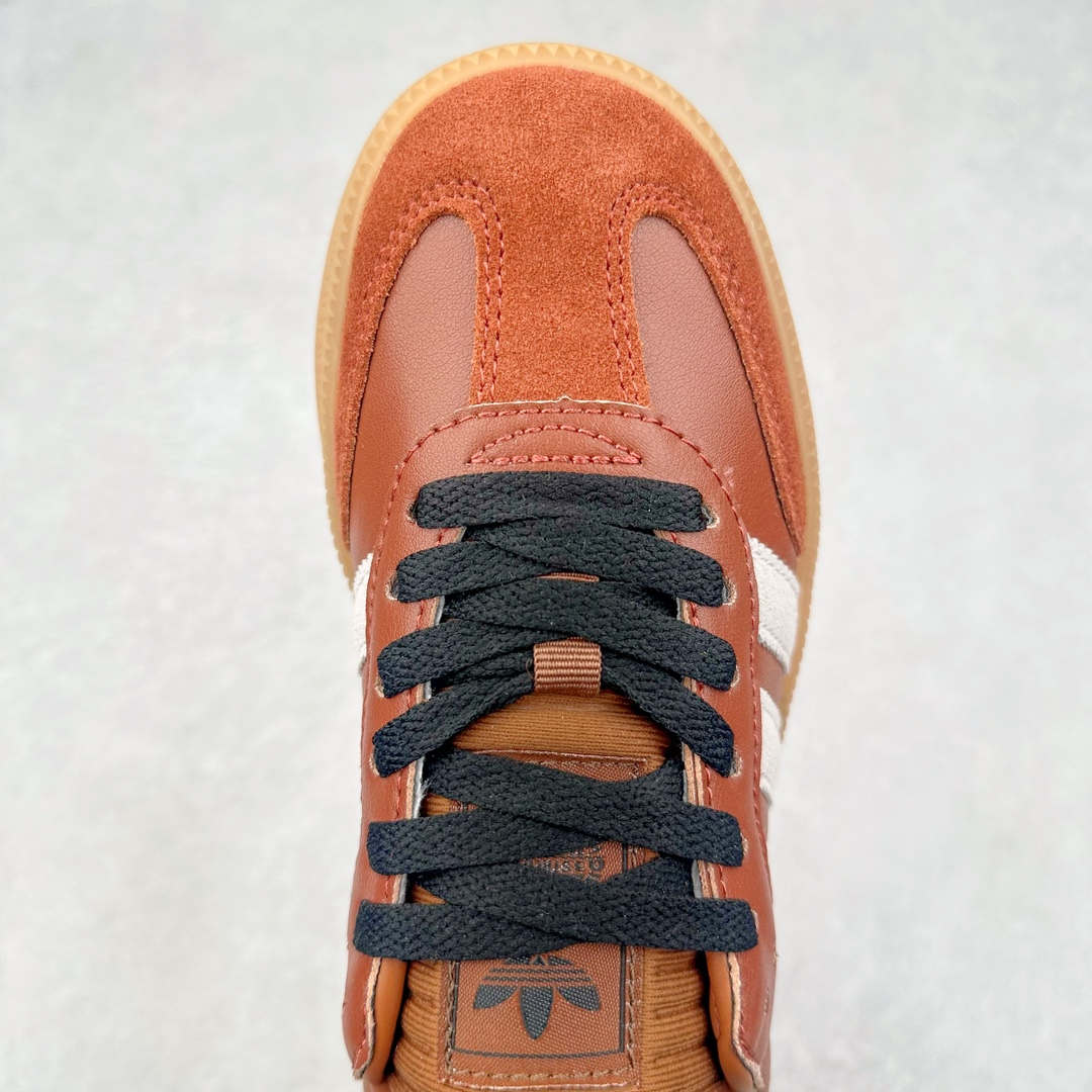 图片[4]-AD Samba XLG 桑巴舞加大厚底版系列德训风百搭松糕休闲运动板鞋生胶底 JP5889 自Originals Samba成功借势Blokecore风潮一跃成为街头巷尾的焦点鞋款后,不论是围绕Samba本身打造的各式「变种版本」,还是以Samba为蓝本打造联名鞋款,都成为了时尚潮流人士日常穿搭首选。Samba XLG是adidas Originals不断扩展XLG系列的一部分,旨在与年轻文化相契合,迎合那些希望通过个性时尚表达自我而不愿牺牲舒适度的年轻群体。街头时尚领域的Gen Z特别偏爱宽松的穿着风格。Samba XLG针对这一点做了创新。它在延续Samba OG经典设计的基础上,迎合年轻群体的穿着习惯,重塑为宽大的鞋身比例轮廓以及加厚中底,让消费者轻松展示自己独特的风格。全新的Samba XLG系列不仅迎合了当下年轻群体的穿搭习惯,加宽了鞋身比例以及将中底进一步增厚,在视觉比例上更加饱满,同时还保留了经典Samba的细节,这样一来,鞋迷朋友在穿搭上不仅能更加个性化,而且还能延续一定的复古感受。尺码：36 36⅔ 37⅓ 38 38⅔ 39⅓ 40 40⅔ 41⅓ 42 42⅔ 43⅓ 44 45-选品中心