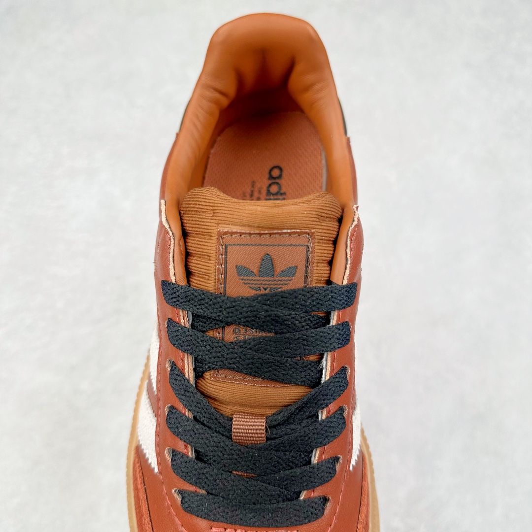 图片[5]-AD Samba XLG 桑巴舞加大厚底版系列德训风百搭松糕休闲运动板鞋生胶底 JP5889 自Originals Samba成功借势Blokecore风潮一跃成为街头巷尾的焦点鞋款后,不论是围绕Samba本身打造的各式「变种版本」,还是以Samba为蓝本打造联名鞋款,都成为了时尚潮流人士日常穿搭首选。Samba XLG是adidas Originals不断扩展XLG系列的一部分,旨在与年轻文化相契合,迎合那些希望通过个性时尚表达自我而不愿牺牲舒适度的年轻群体。街头时尚领域的Gen Z特别偏爱宽松的穿着风格。Samba XLG针对这一点做了创新。它在延续Samba OG经典设计的基础上,迎合年轻群体的穿着习惯,重塑为宽大的鞋身比例轮廓以及加厚中底,让消费者轻松展示自己独特的风格。全新的Samba XLG系列不仅迎合了当下年轻群体的穿搭习惯,加宽了鞋身比例以及将中底进一步增厚,在视觉比例上更加饱满,同时还保留了经典Samba的细节,这样一来,鞋迷朋友在穿搭上不仅能更加个性化,而且还能延续一定的复古感受。尺码：36 36⅔ 37⅓ 38 38⅔ 39⅓ 40 40⅔ 41⅓ 42 42⅔ 43⅓ 44 45-选品中心