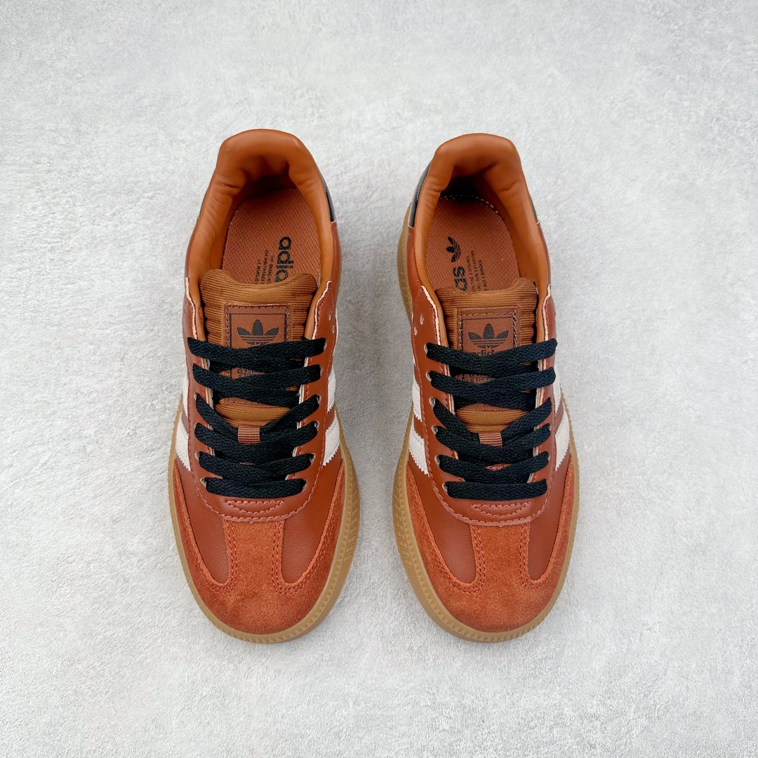 图片[2]-AD Samba XLG 桑巴舞加大厚底版系列德训风百搭松糕休闲运动板鞋生胶底 JP5889 自Originals Samba成功借势Blokecore风潮一跃成为街头巷尾的焦点鞋款后,不论是围绕Samba本身打造的各式「变种版本」,还是以Samba为蓝本打造联名鞋款,都成为了时尚潮流人士日常穿搭首选。Samba XLG是adidas Originals不断扩展XLG系列的一部分,旨在与年轻文化相契合,迎合那些希望通过个性时尚表达自我而不愿牺牲舒适度的年轻群体。街头时尚领域的Gen Z特别偏爱宽松的穿着风格。Samba XLG针对这一点做了创新。它在延续Samba OG经典设计的基础上,迎合年轻群体的穿着习惯,重塑为宽大的鞋身比例轮廓以及加厚中底,让消费者轻松展示自己独特的风格。全新的Samba XLG系列不仅迎合了当下年轻群体的穿搭习惯,加宽了鞋身比例以及将中底进一步增厚,在视觉比例上更加饱满,同时还保留了经典Samba的细节,这样一来,鞋迷朋友在穿搭上不仅能更加个性化,而且还能延续一定的复古感受。尺码：36 36⅔ 37⅓ 38 38⅔ 39⅓ 40 40⅔ 41⅓ 42 42⅔ 43⅓ 44 45-选品中心