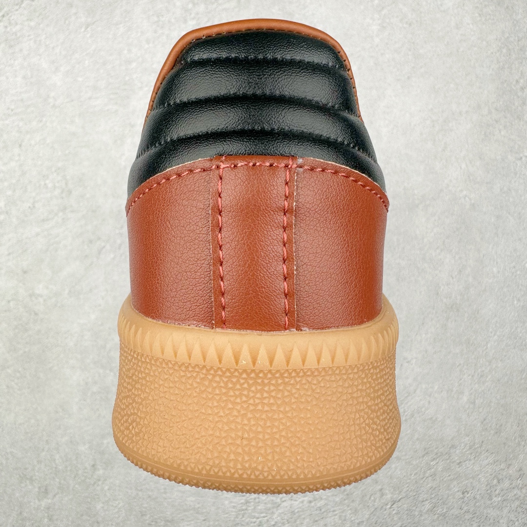 图片[8]-AD Samba XLG 桑巴舞加大厚底版系列德训风百搭松糕休闲运动板鞋生胶底 JP5889 自Originals Samba成功借势Blokecore风潮一跃成为街头巷尾的焦点鞋款后,不论是围绕Samba本身打造的各式「变种版本」,还是以Samba为蓝本打造联名鞋款,都成为了时尚潮流人士日常穿搭首选。Samba XLG是adidas Originals不断扩展XLG系列的一部分,旨在与年轻文化相契合,迎合那些希望通过个性时尚表达自我而不愿牺牲舒适度的年轻群体。街头时尚领域的Gen Z特别偏爱宽松的穿着风格。Samba XLG针对这一点做了创新。它在延续Samba OG经典设计的基础上,迎合年轻群体的穿着习惯,重塑为宽大的鞋身比例轮廓以及加厚中底,让消费者轻松展示自己独特的风格。全新的Samba XLG系列不仅迎合了当下年轻群体的穿搭习惯,加宽了鞋身比例以及将中底进一步增厚,在视觉比例上更加饱满,同时还保留了经典Samba的细节,这样一来,鞋迷朋友在穿搭上不仅能更加个性化,而且还能延续一定的复古感受。尺码：36 36⅔ 37⅓ 38 38⅔ 39⅓ 40 40⅔ 41⅓ 42 42⅔ 43⅓ 44 45-选品中心