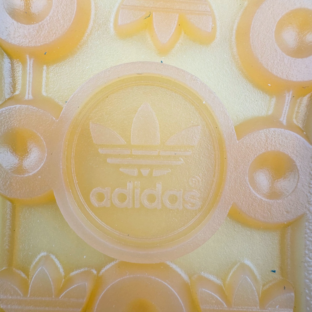 图片[20]-＃HP纯原 AD Original Gazelle Trainers 瞪羚室内鞋系列低帮复古百搭休闲运动德训风板鞋 IG5929 高端零售特供批次 原厂定制长毛翻毛皮组合环保纤维革鞋面材质 内置环保海玻璃鞋垫 外置RB橡胶大底 产品品控稳定性领先行业 原厂全套原楦原纸板冲刀磨具开发 原厂皮料加持 原厂港宝加持定型后跟R度完美 将复古进行到底 简约流畅 三十年不变经典 这款Gazelle运动鞋 无论面料、配色、质感或设计 都只在重现其1991年原款的经典 皮革鞋面 撞色三条纹和鞋跟标的设计 力求呈现90年代的经典复古风潮 Samba火热的同时 也带动了其它的复古鞋型 Gazelle便是其中一只 Gazelle Indoor拥有包边更宽的T字型鞋头 更好的保护运动员的前掌 浓浓的复古氛围感 非常适合现在流行的Cleanfit风格 尺码：35.5 36 36⅔ 37⅓ 38 38⅔ 39⅓ 40 40⅔ 41⅓ 42 42⅔ 43⅓ 44 44⅔ 45-选品中心