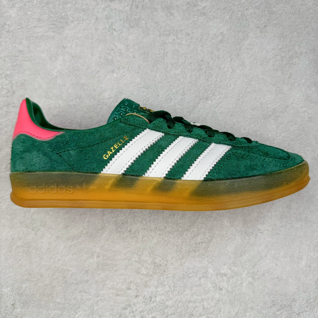 ＃HP纯原 AD Original Gazelle Trainers 瞪羚室内鞋系列低帮复古百搭休闲运动德训风板鞋 IG5929 高端零售特供批次 原厂定制长毛翻毛皮组合环保纤维革鞋面材质 内置环保海玻璃鞋垫 外置RB橡胶大底 产品品控稳定性领先行业 原厂全套原楦原纸板冲刀磨具开发 原厂皮料加持 原厂港宝加持定型后跟R度完美 将复古进行到底 简约流畅 三十年不变经典 这款Gazelle运动鞋 无论面料、配色、质感或设计 都只在重现其1991年原款的经典 皮革鞋面 撞色三条纹和鞋跟标的设计 力求呈现90年代的经典复古风潮 Samba火热的同时 也带动了其它的复古鞋型 Gazelle便是其中一只 Gazelle Indoor拥有包边更宽的T字型鞋头 更好的保护运动员的前掌 浓浓的复古氛围感 非常适合现在流行的Cleanfit风格 尺码：35.5 36 36⅔ 37⅓ 38 38⅔ 39⅓ 40 40⅔ 41⅓ 42 42⅔ 43⅓ 44 44⅔ 45-选品中心