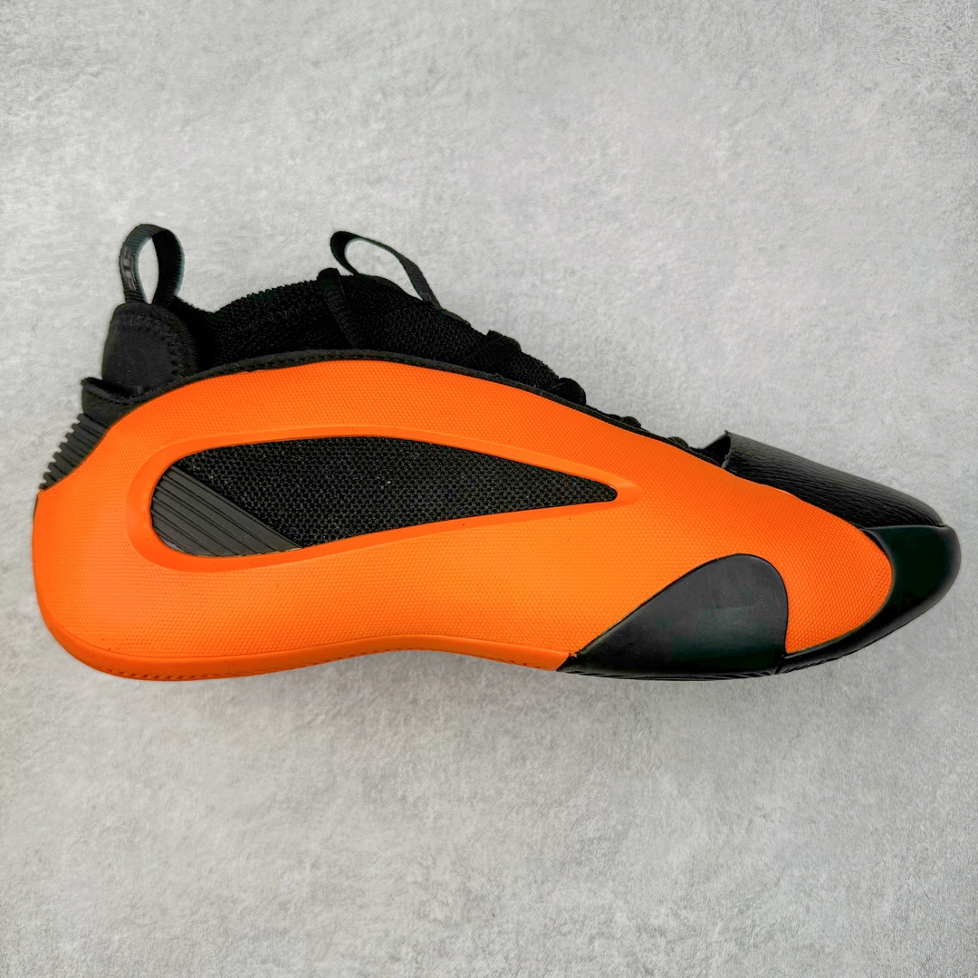 AD Harden Vol. 8 哈登八代签名篮球鞋 IE2692 采用了“袜套式”设计，在十多年前这一设计极为风靡，将帅气和简洁融为一体。现在Harden Vol. 8将袜套鞋领重新拾起，并配合内靴，易穿脱且包裹佳。泪滴形EVA结构骨架提供横向支持和快速移动时的稳定性。全掌JET BOOST科技提供缓震和能量反馈，助你整场保持活力。多向“JH”抓地纹路设计提供优秀抓地力，使球员能够在场上迅速变向、急停或启动，更好地掌控比赛。尺码：40 40.5 41 42 42.5 43 44 44.5 45 46-选品中心