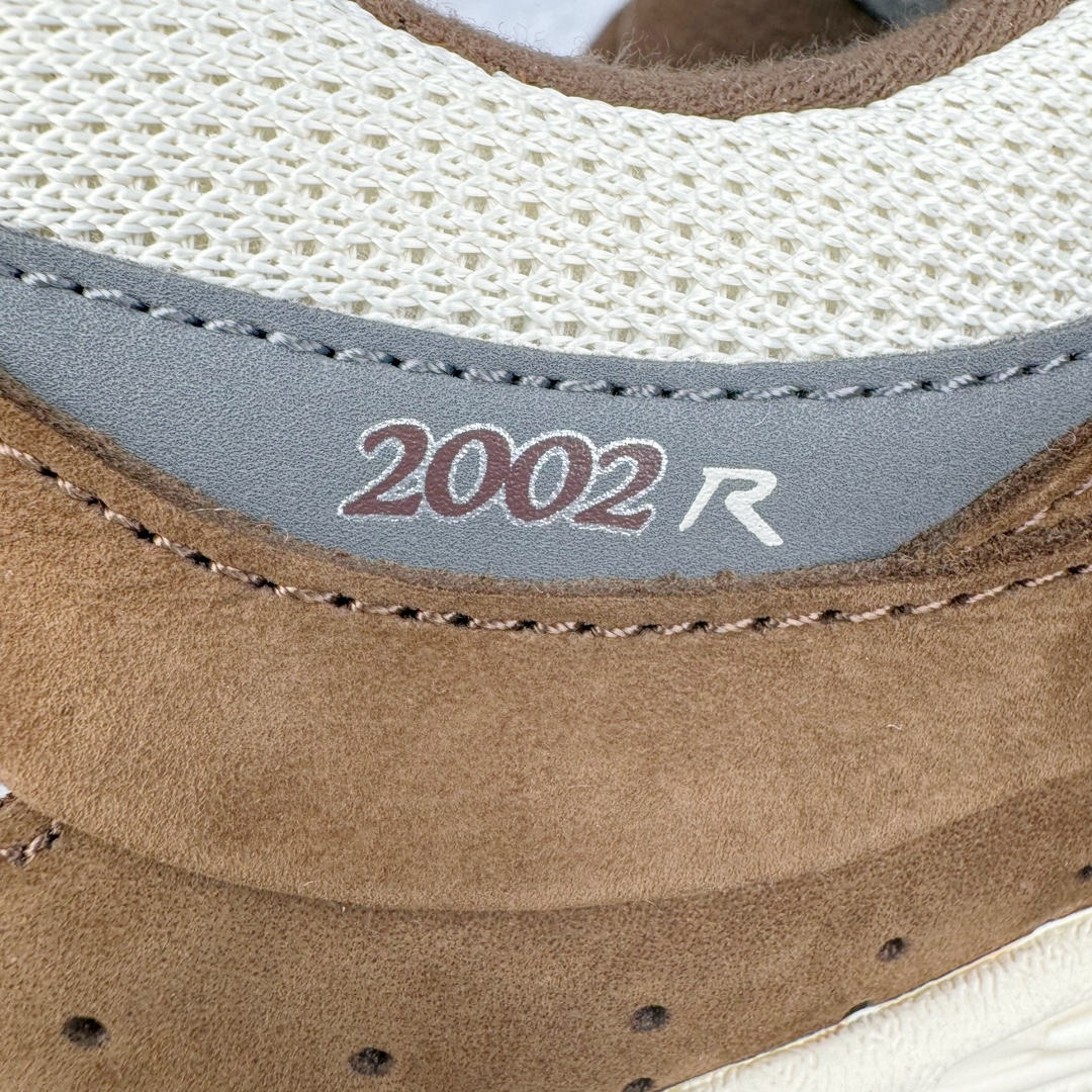 图片[16]-＃M纯原 New Balance M2002RHS 棕灰 NB新百伦潮流复古织物皮革减震防滑耐磨轻便低帮跑步鞋 原档数据独立私模大底 唯一正确六层组合大底 RB前软后硬 百分百还原原鞋脚感 基于市场现有版本全新升级调整 NB市场最强产物 全网最全配色加持 全套原楦原纸板原厂数据开发 全鞋电脑针车加持 原厂网布 原装进口头层翻毛皮料正确绒感卡色 正确中底拉帮中底网布细节 一比一手工擦旧效果 冲裁组合 匠心打造 耗时两个月开发完成 工艺极其复杂难度可想而知 高端零售专供产物 尺码：36 37 37.5 38 38.5 39.5 40 40.5 41.5 42 42.5 43 44 44.5 45 45.5 46.5 47-选品中心